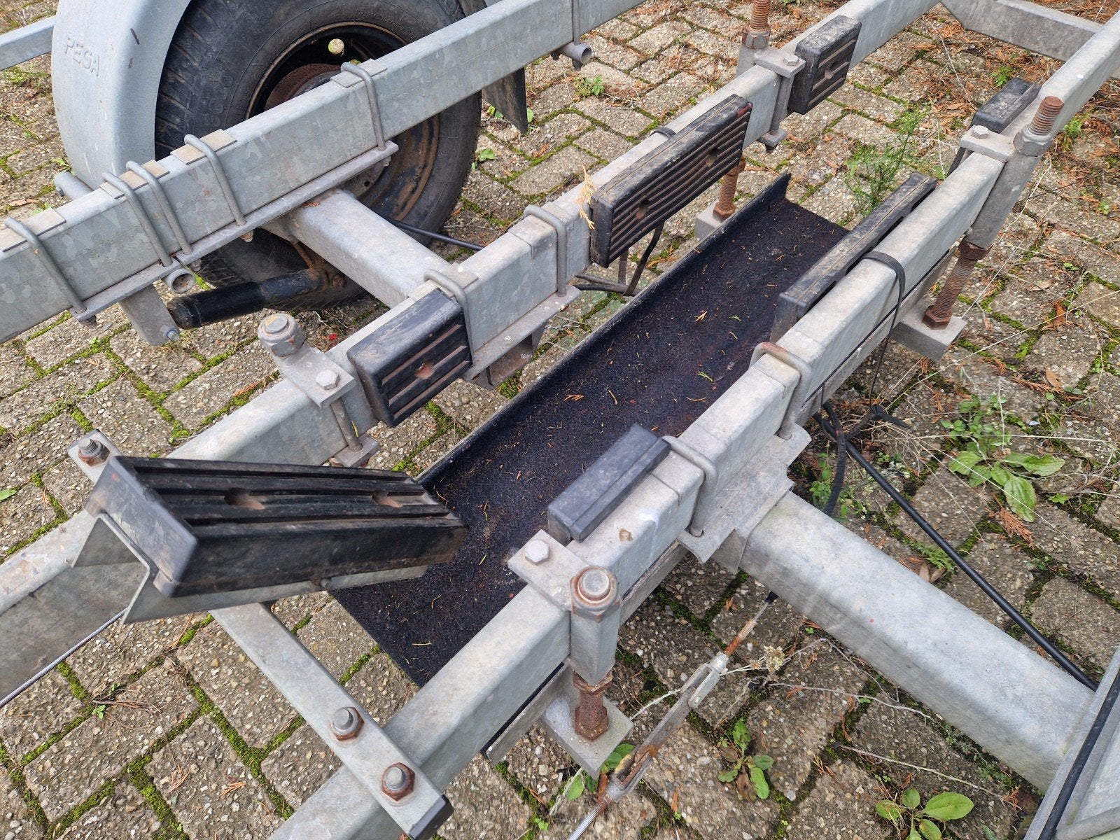 Pega kielboottrailer met gedeelde as en kenteken, Watersport en Boten, Minder dan 1500 kg, Gebruikt, Verstelbare verlichting, 6 tot 9 meter