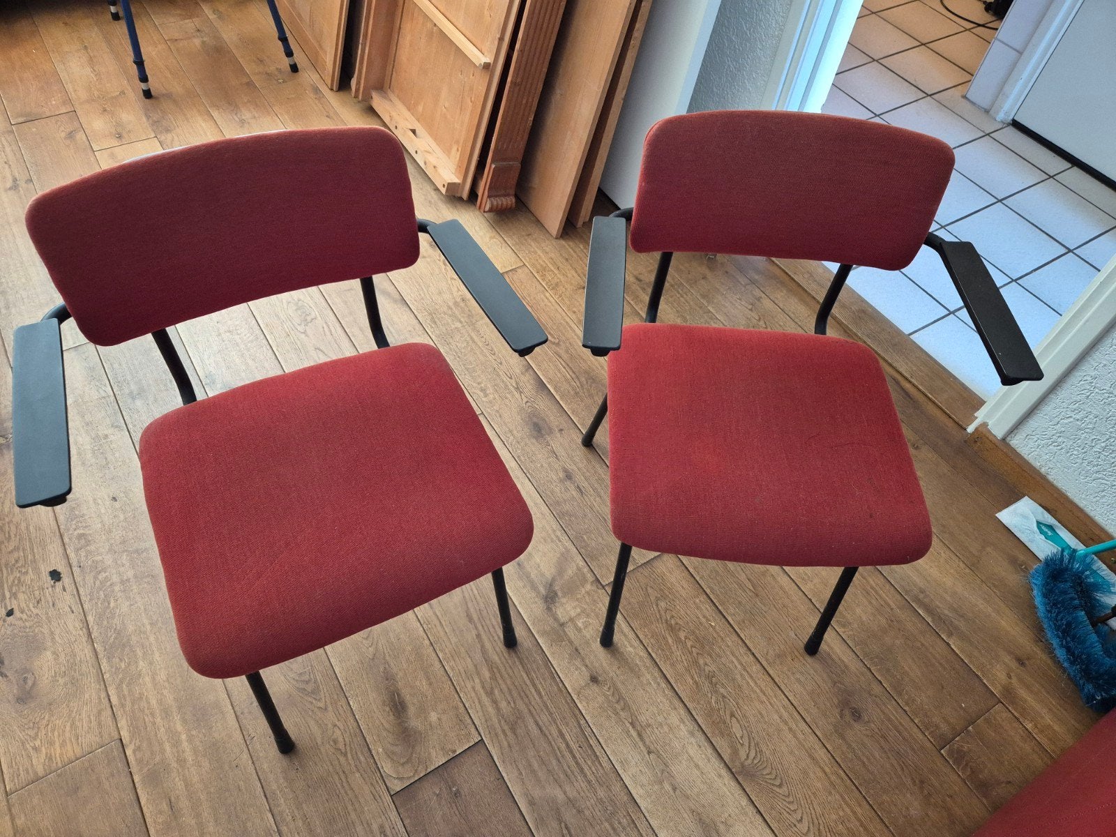 2 vintage stoelen met armleggers, Ophalen, Twee, Zo goed als nieuw, Metaal