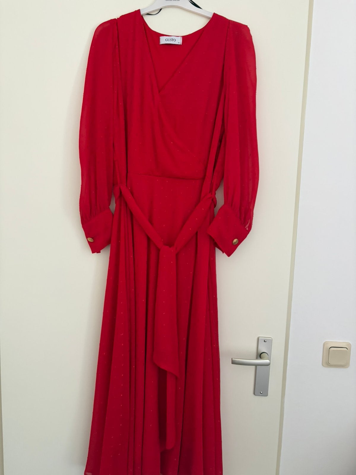 Mooie rode nette jurk van Gusto, Kleding | Dames, Jurken, Ophalen of Verzenden, Zo goed als nieuw, Rood, Boven de knie