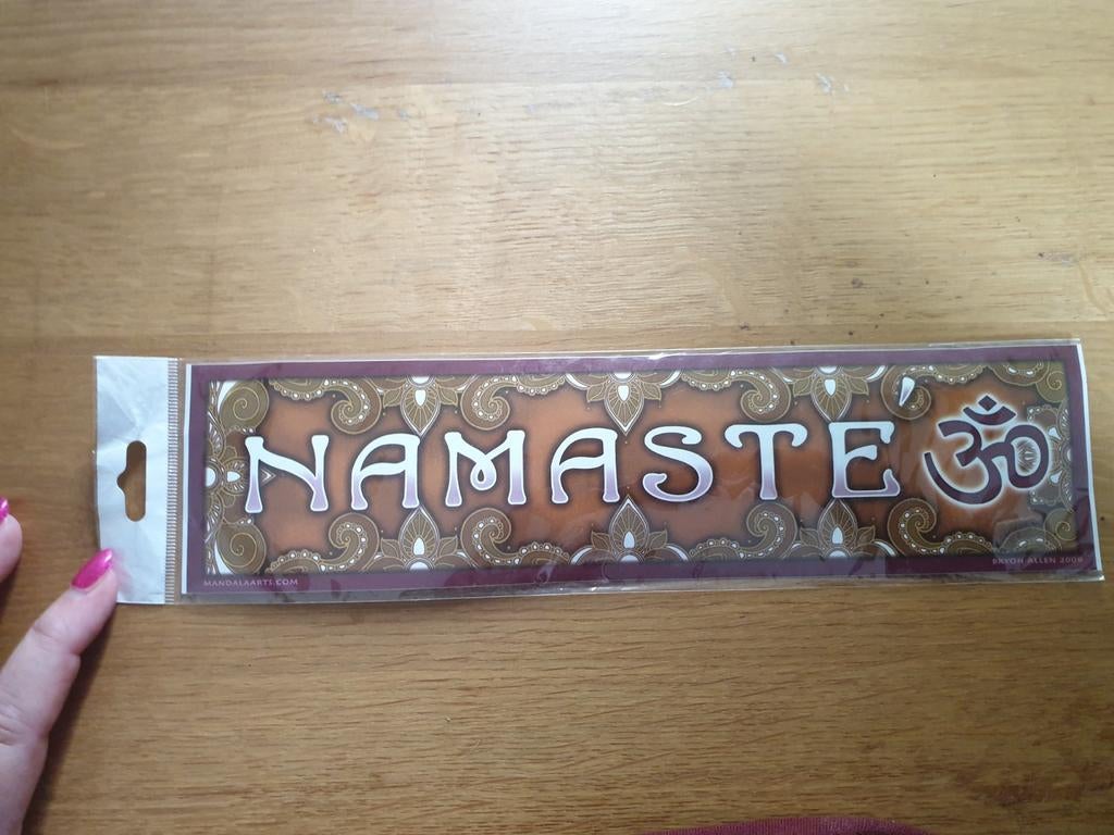 Namasté (bumper) sticker met Ohm teken. 28x7 cm Nieuw., Ophalen of Verzenden, Nieuw, Sticker