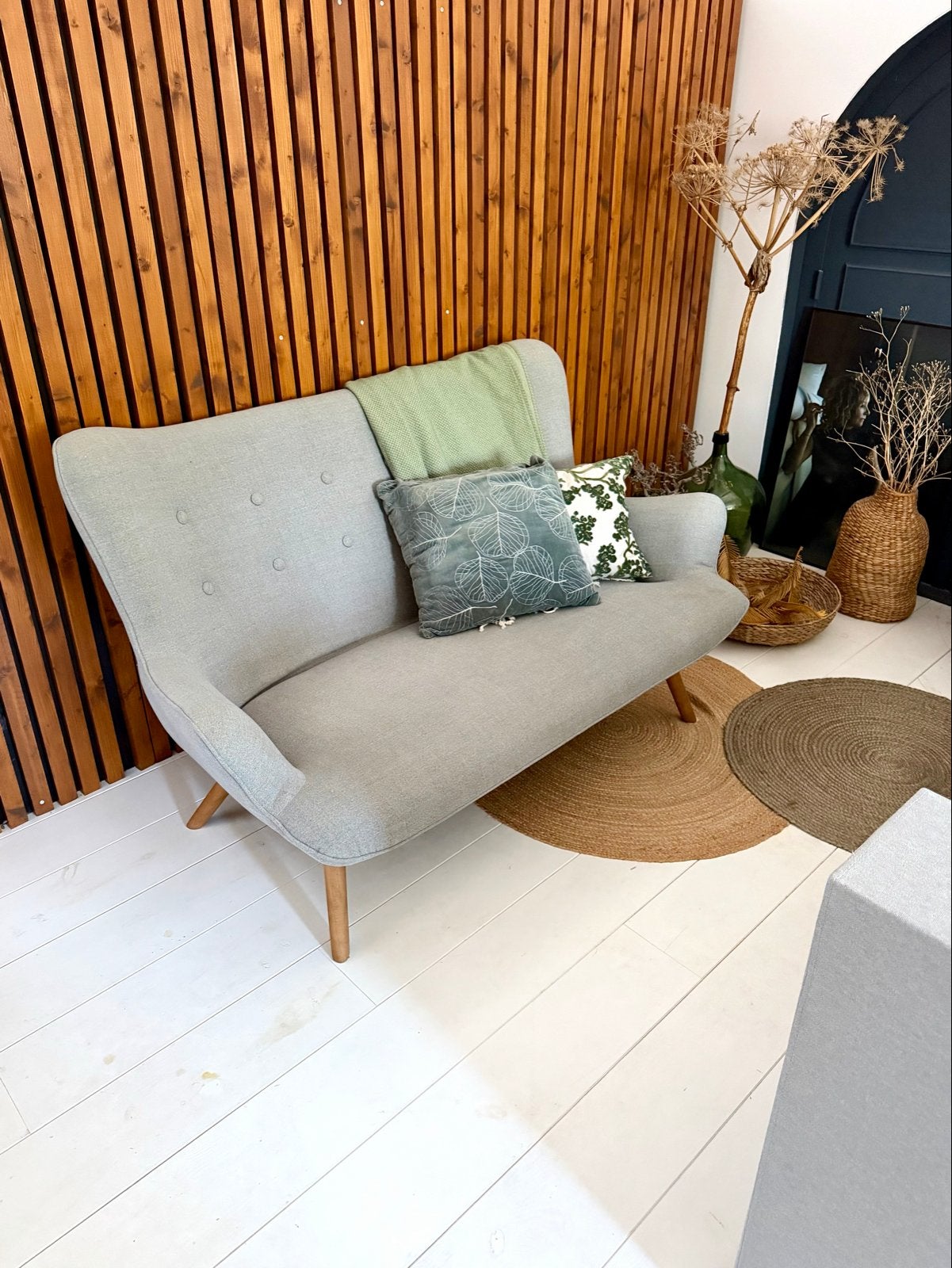 Stijlvolle tweepersoonsbank in Scandinavische stijl, Huis en Inrichting, Banken | Sofa's en Chaises Longues, Ophalen, 150 tot 200 cm