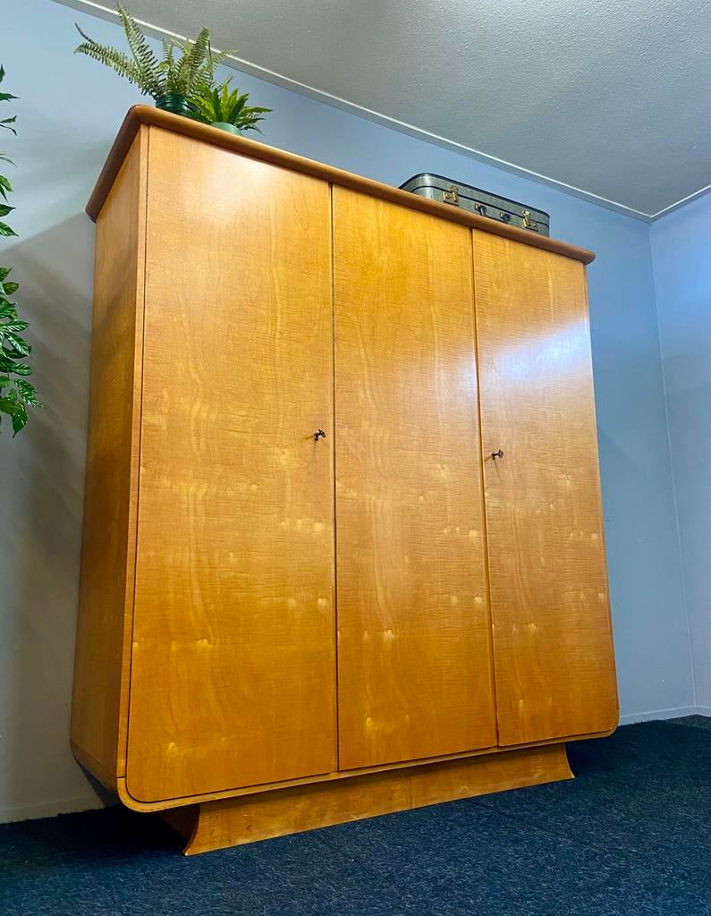 Vintage kledingkast jaren 50 Dutch Design retro kast berken, Ophalen, Met deur(en), 150 tot 200 cm, Mid century deens dutch design garderobekast