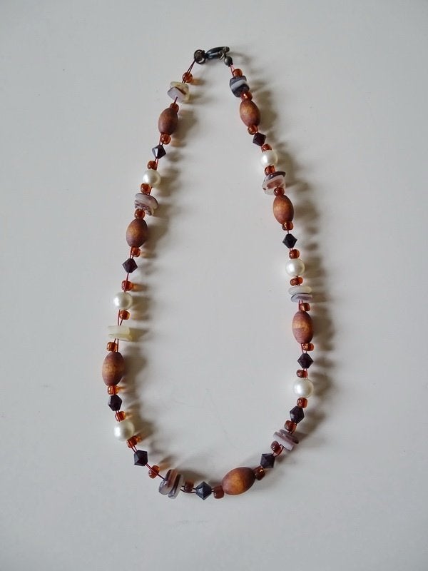 Ketting met verschillende soorten kraaltjes, Sieraden, Tassen en Uiterlijk, Ophalen of Verzenden, Gebruikt, Bruin, Overige materialen