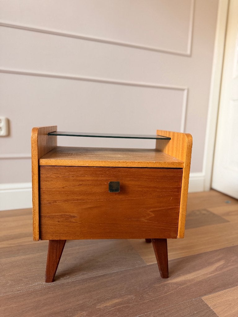 Vintage houten nachtkastje / bijzettafel met glazen blad, Gebruikt, Minder dan 45 cm, Hout, 55 tot 70 cm