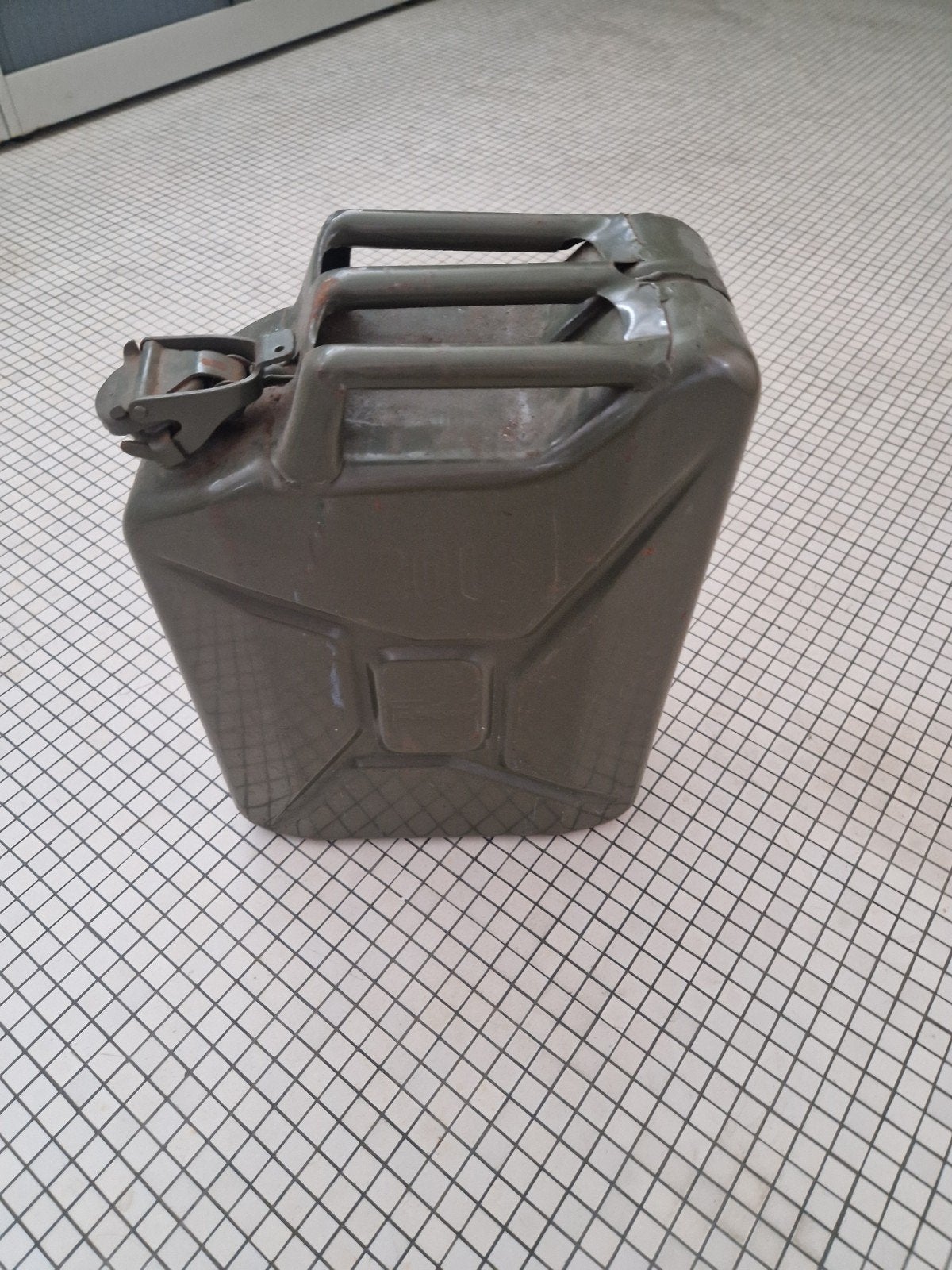 20 liter ijzeren jerrycan, Ophalen