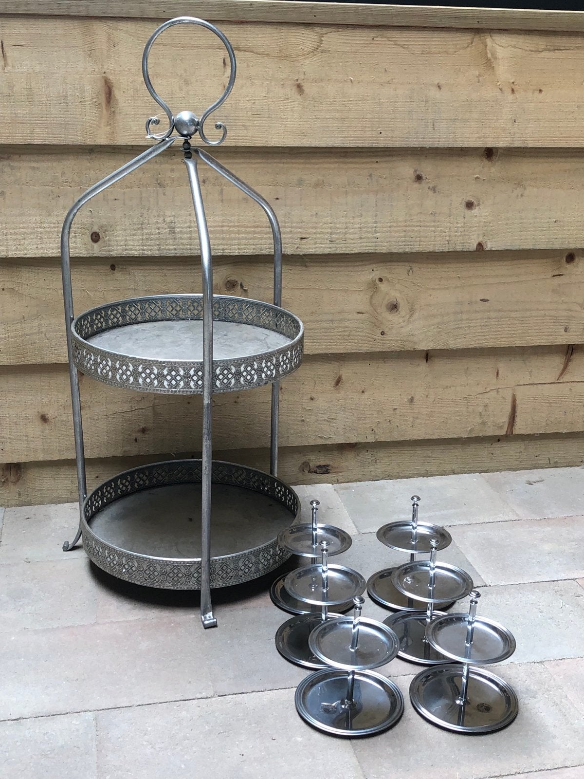 Complete set etagères en taartplateaus, Huis en Inrichting, Woonaccessoires | Etagères, Ophalen, Gebruikt, Etagère, Metaal