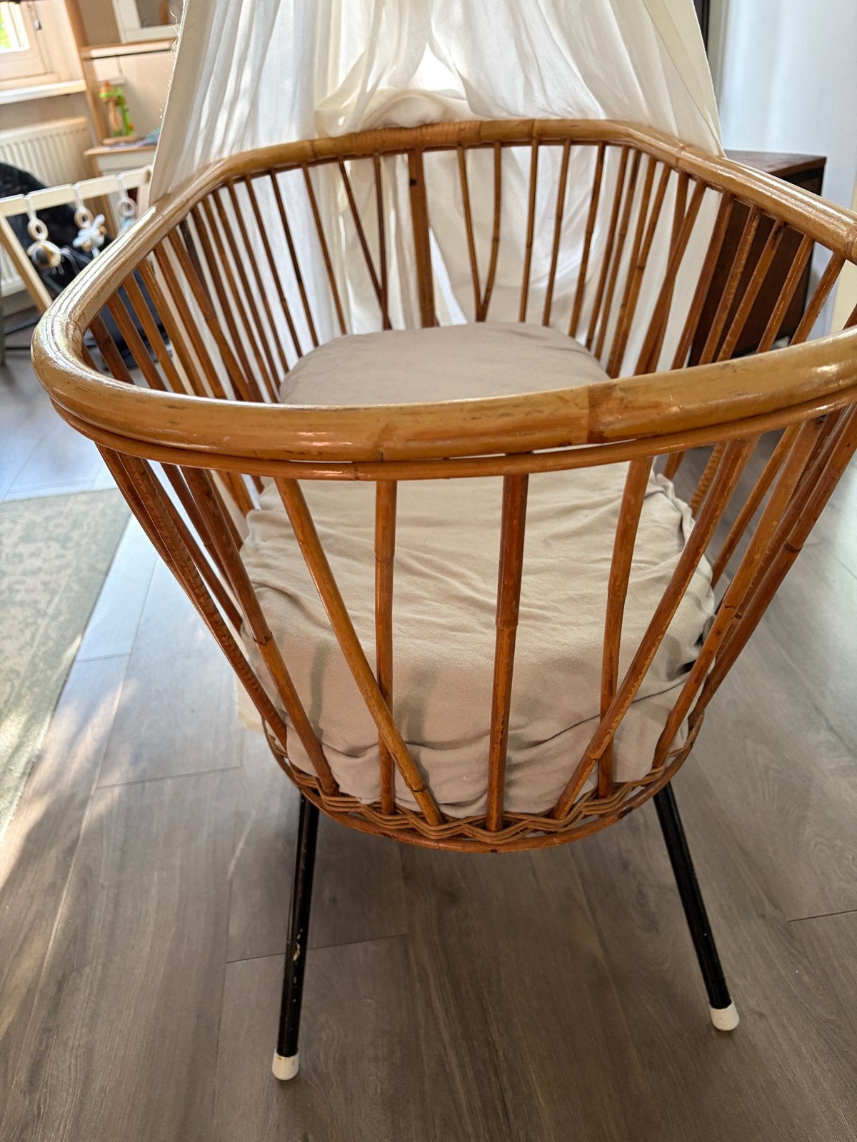 Vintage rotan wieg met matras en hemeltje, Kinderen en Baby's, Babywiegjes en Ledikanten, Ophalen of Verzenden, Zo goed als nieuw