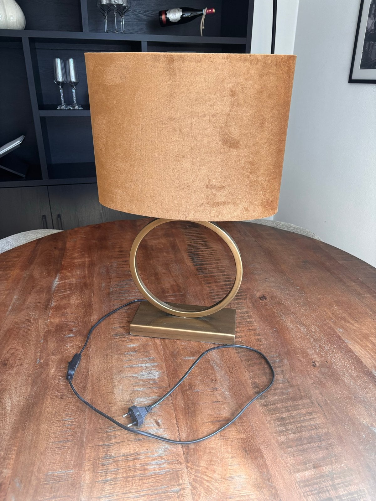 Moderne tafellamp met gouden voet en fluwelen kap, Huis en Inrichting, Ophalen, Met schakelaar, Overige merken, Goud