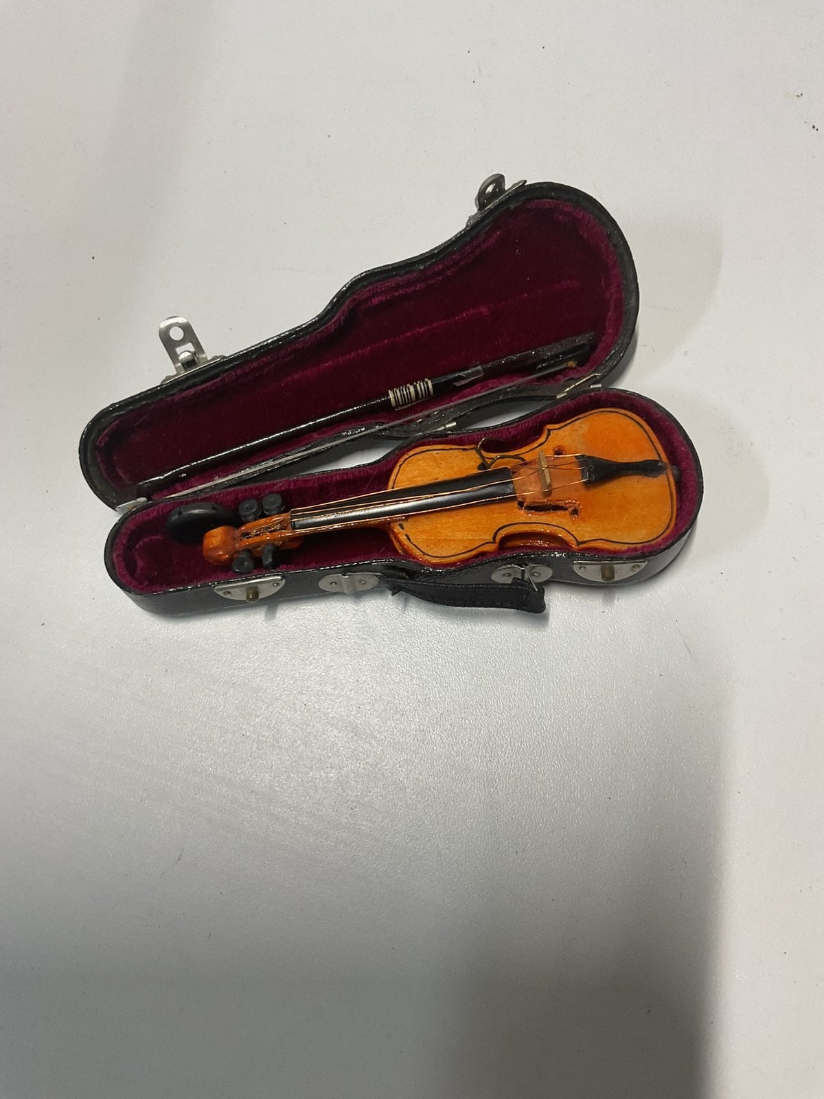 Miniatuur viool in koffer met strijkstok, Ophalen, Zo goed als nieuw, 4/4-viool