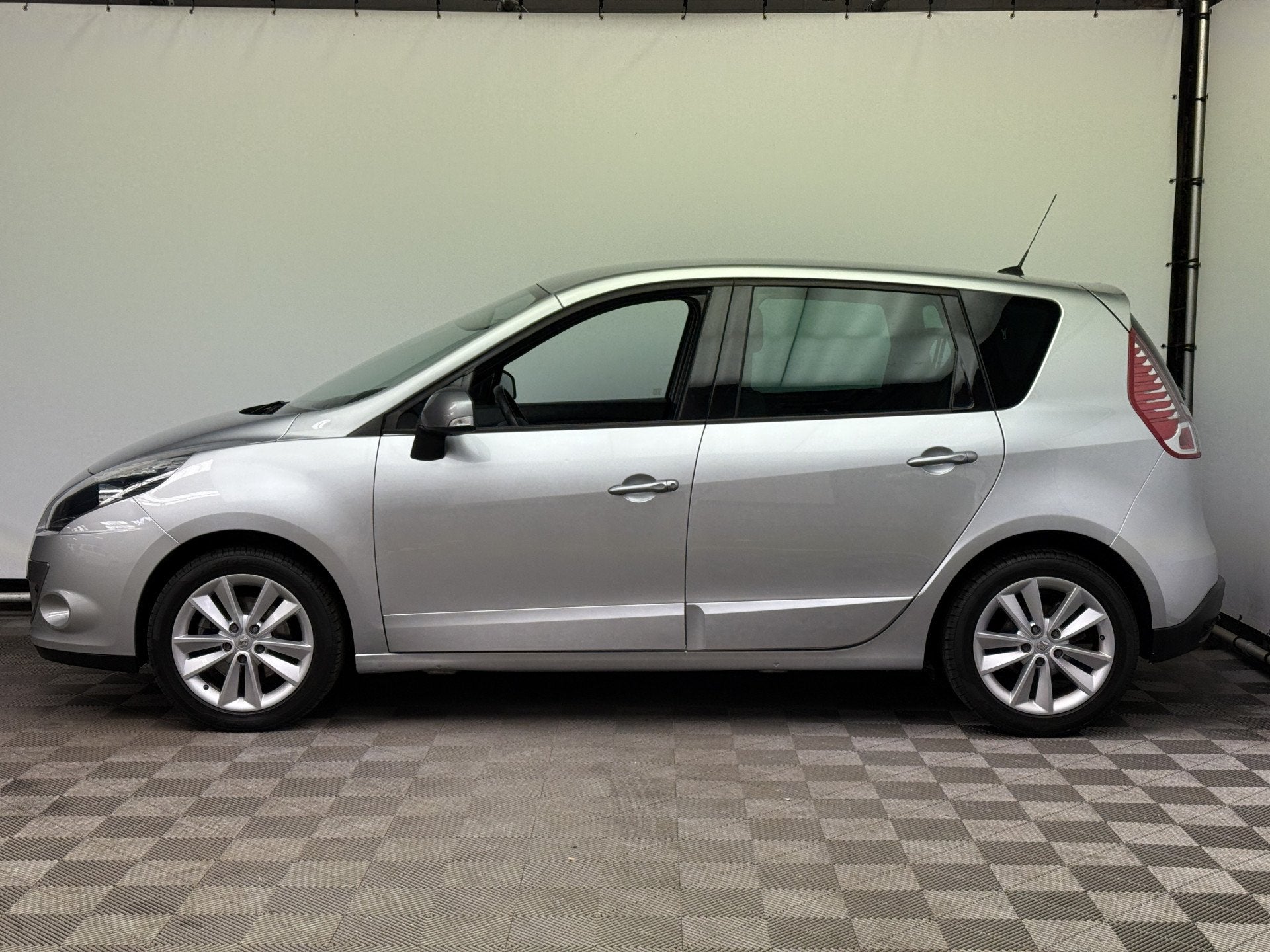 Renault Scénic 1.6 Celsium Navi ECC Trekhaak NL Auto, Auto's, Renault, Voorwielaandrijving, Euro 5, Stof, Gebruikt