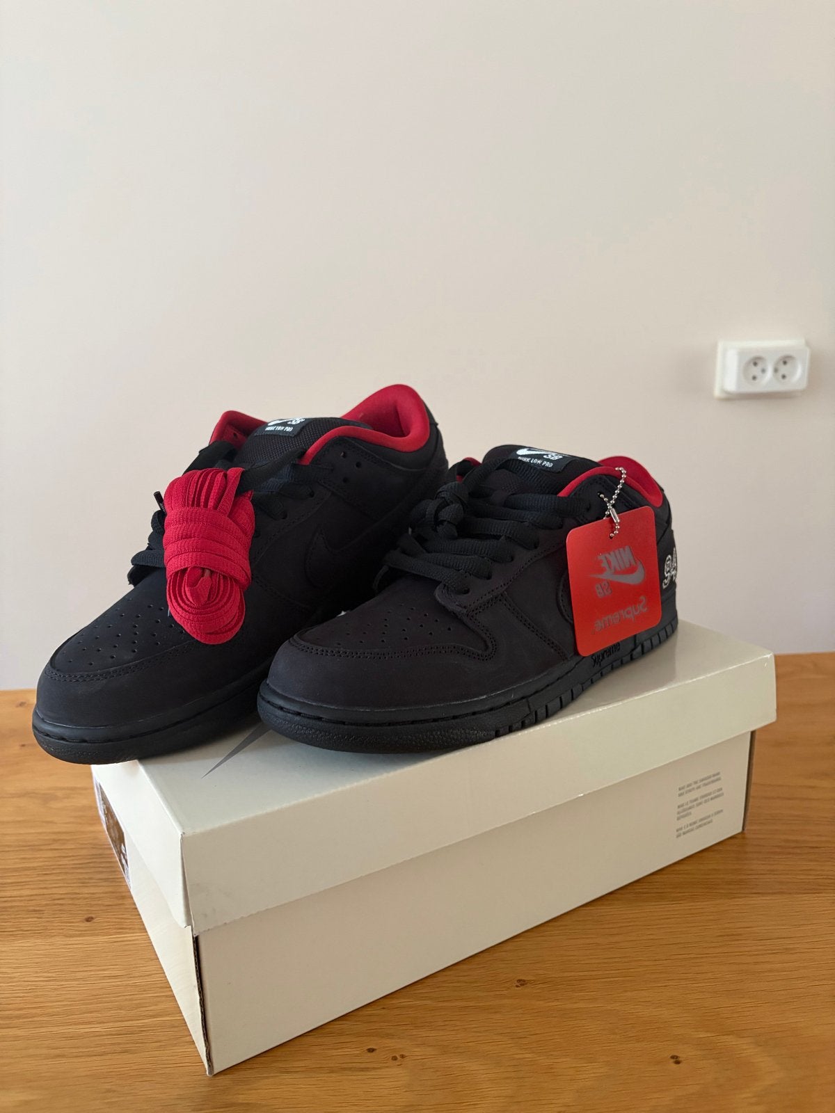 Supreme Nike SB Dunk Low OG QS Zwart/Rood - Nieuw - maat 43, Ophalen, Zwart, Nieuw, Sneakers of Gympen