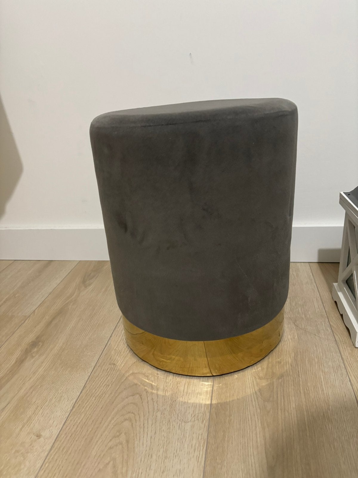 Poef donkergrijs met goud, Ophalen, Zo goed als nieuw, Rond, Minder dan 50 cm