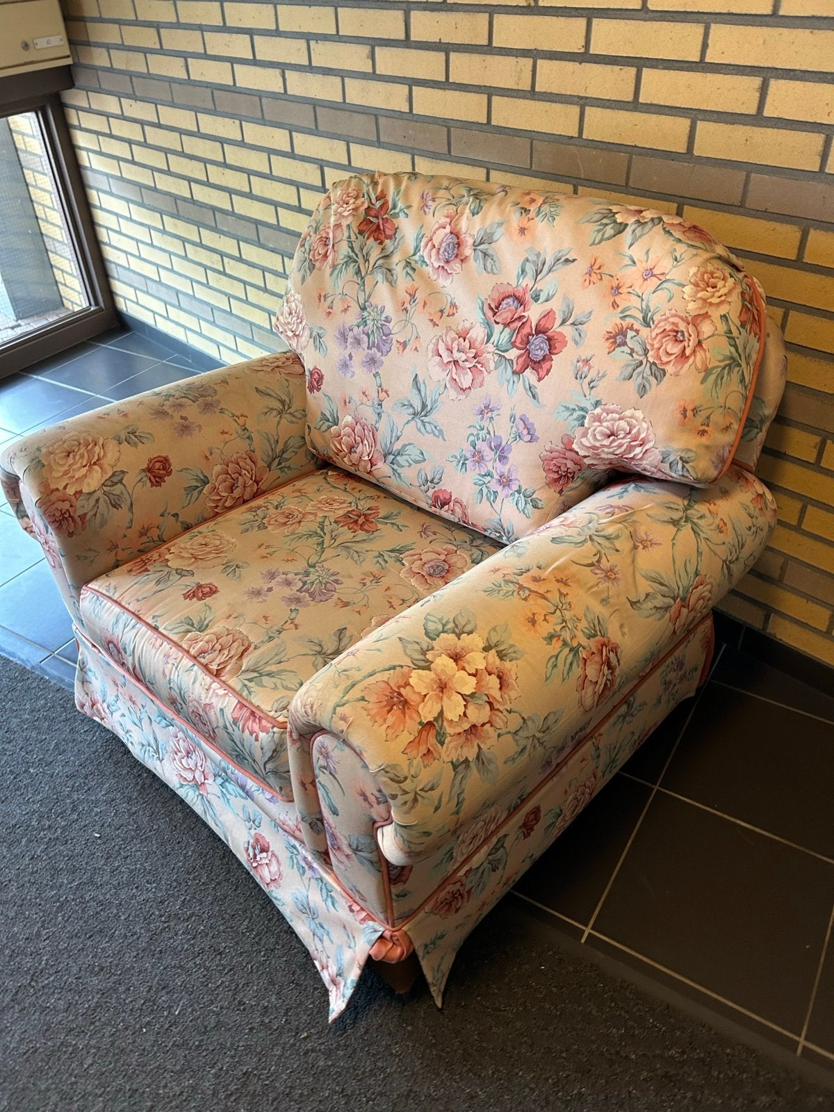 Vintage bloemen fauteuil - Lincoln House Home Furnishings, Huis en Inrichting, Fauteuils, Ophalen, Gebruikt, Stof, 75 tot 100 cm