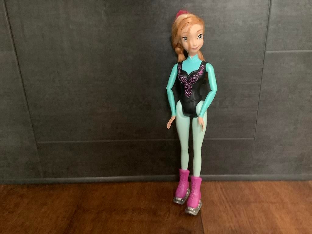 Mattel Disney Frozen Anna schaatsende pop, Ophalen of Verzenden, Overige figuren, Zo goed als nieuw, Beeldje of Figuurtje