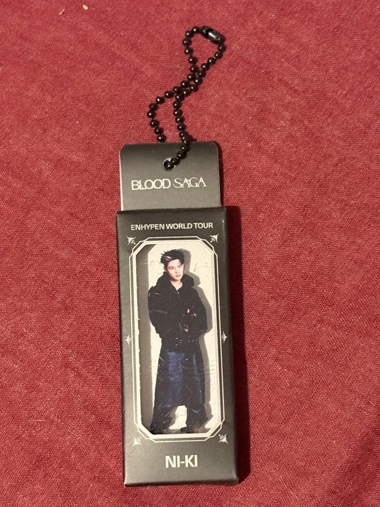 Enhypen Blood Saga tour LD NIKI ver, Ophalen of Verzenden, Zo goed als nieuw, Zilver, Overige materialen