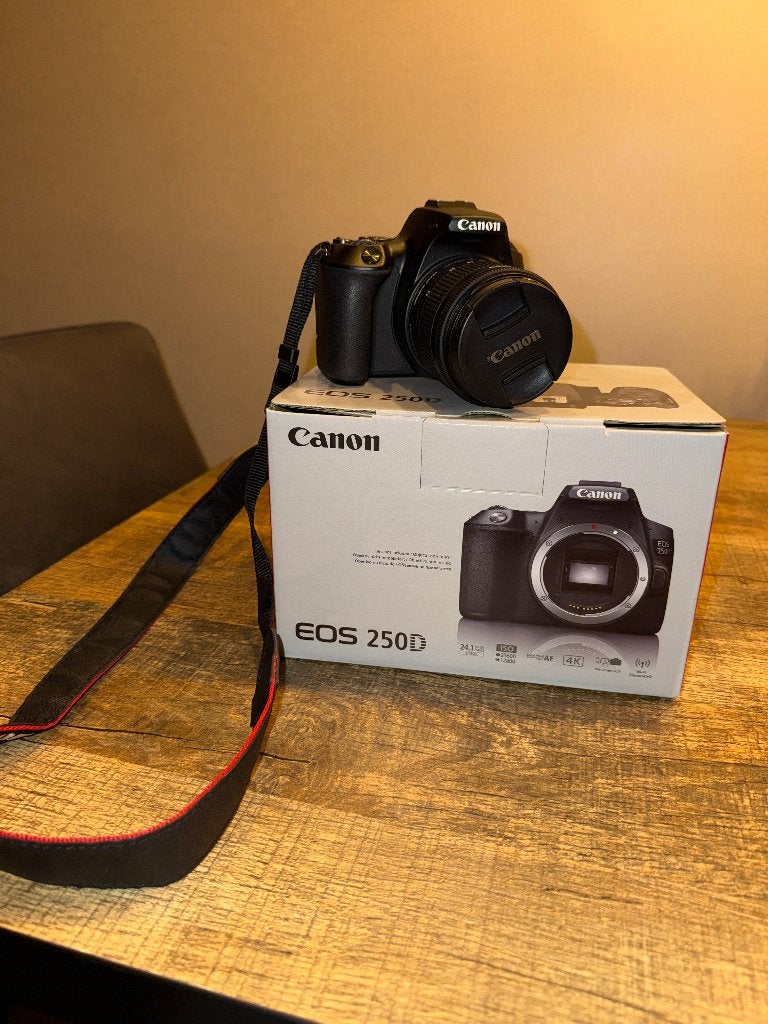 Canon EOS 250D Camera + lens + statief zo goed als nieuw, Ophalen, Canon, 24 megapixels, Lensdop
