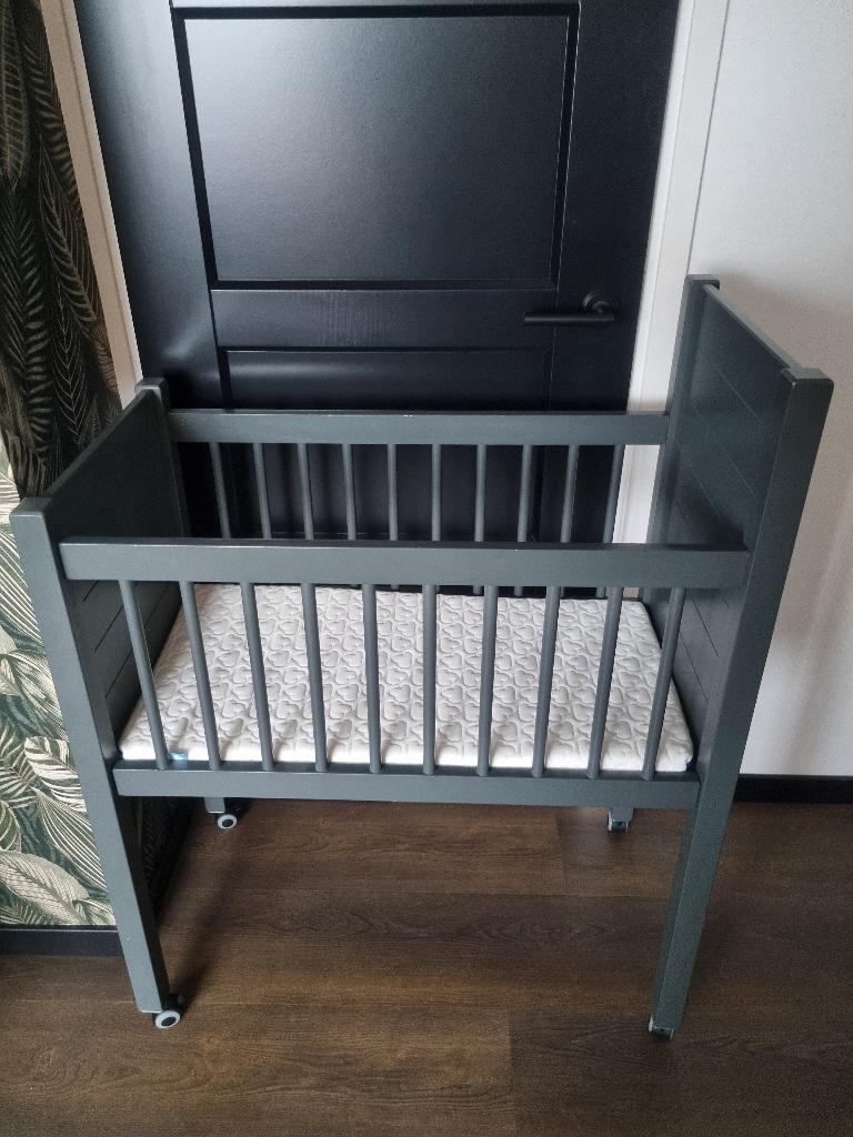 Kidsmill Noa Wieg Antraciet + Aerosleep Matras + 2 hoezen, Ophalen, Zo goed als nieuw, Wieg