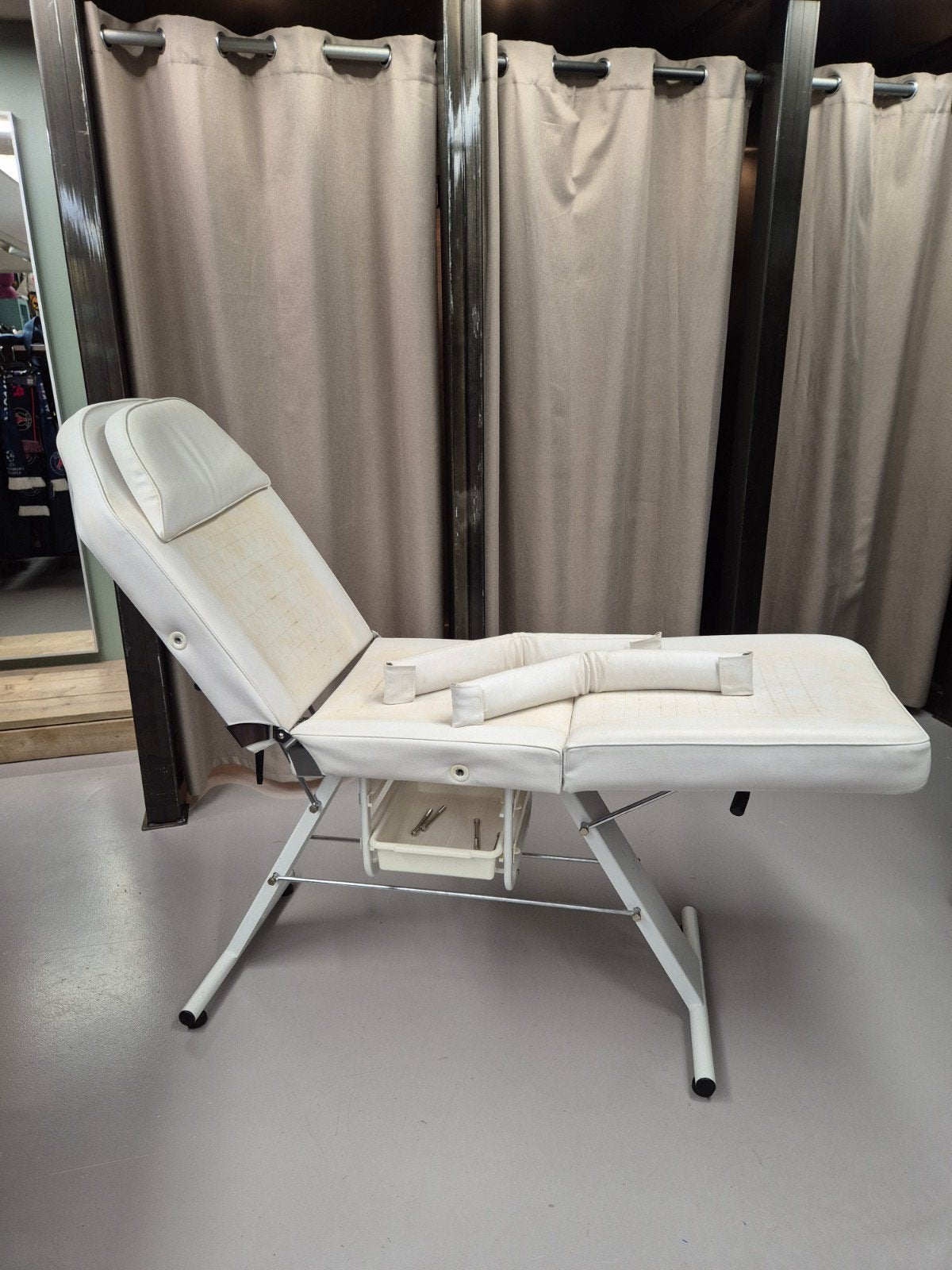 Witte behandelstoel/massagetafel, inklapbaar, Ophalen, Gebruikt, Wit, Eén