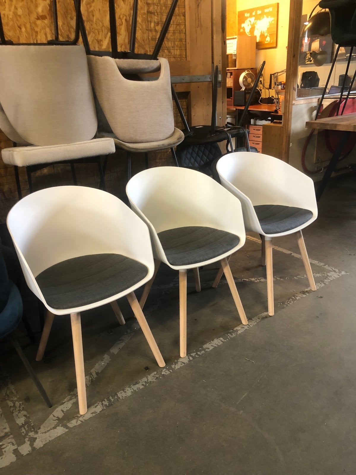 3 Nieuwe Anouck stoelen - Kunststof kuip met eiken poten, Ophalen, Kunststof, ., Drie