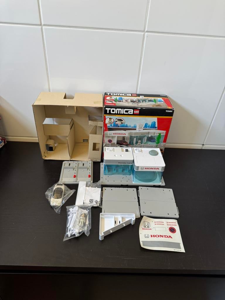 Takara Tomy Tomica Town City Honda Garage / Dealership, Ophalen of Verzenden, Zo goed als nieuw, Auto