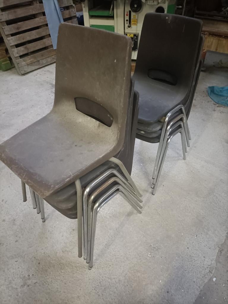 15 stapelstoelen, Ophalen