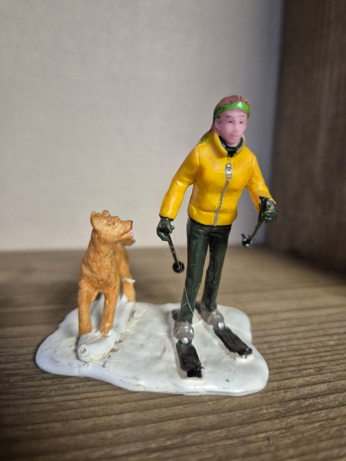 Lemax figuur 27 kerstdorp kersthuisjes, Diversen, Ophalen of Verzenden, Zo goed als nieuw
