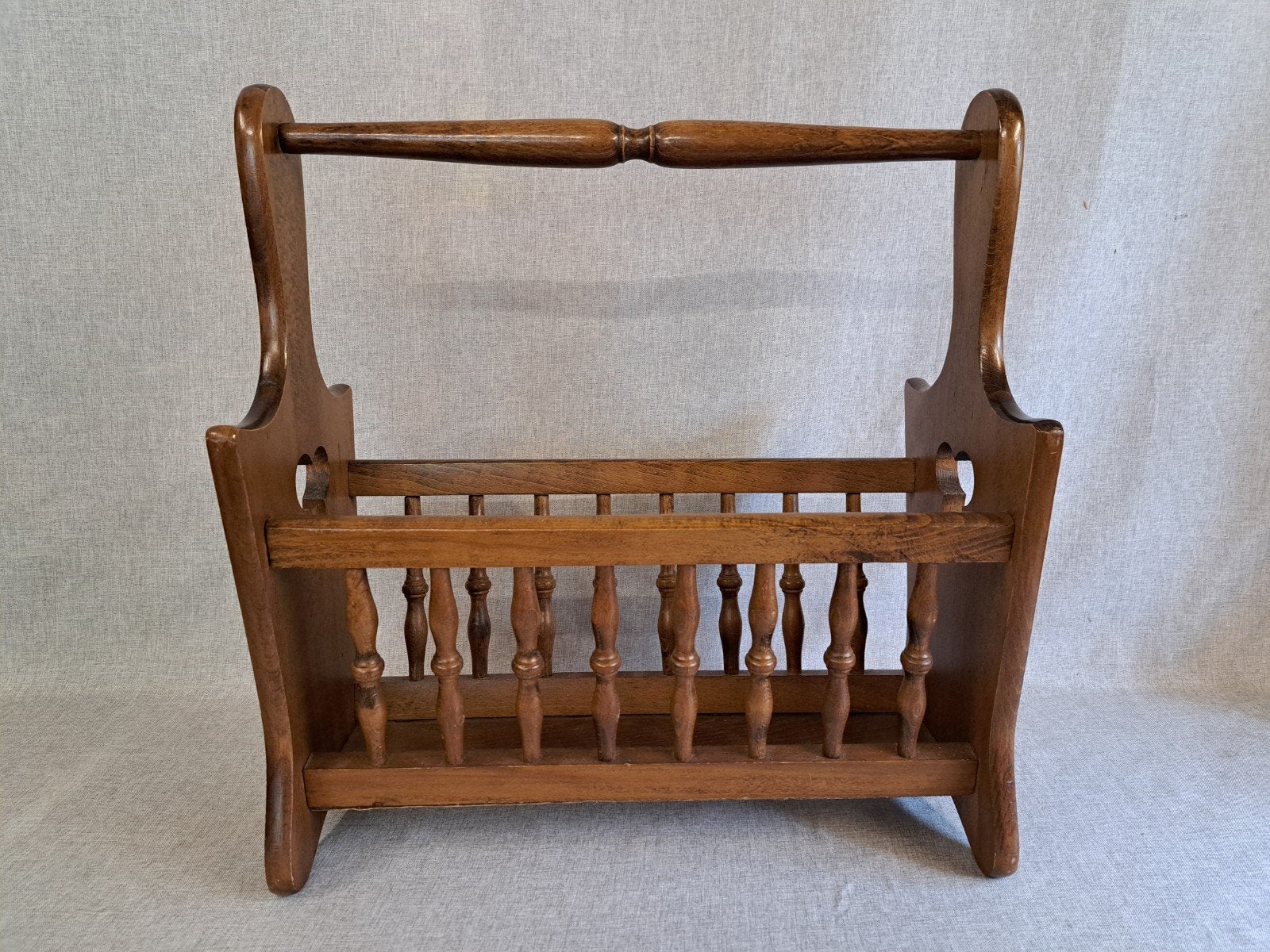 Vintage retro houten krantenrek – Klassieke krantenstandaard, Huis en Inrichting, Ophalen of Verzenden, Zo goed als nieuw