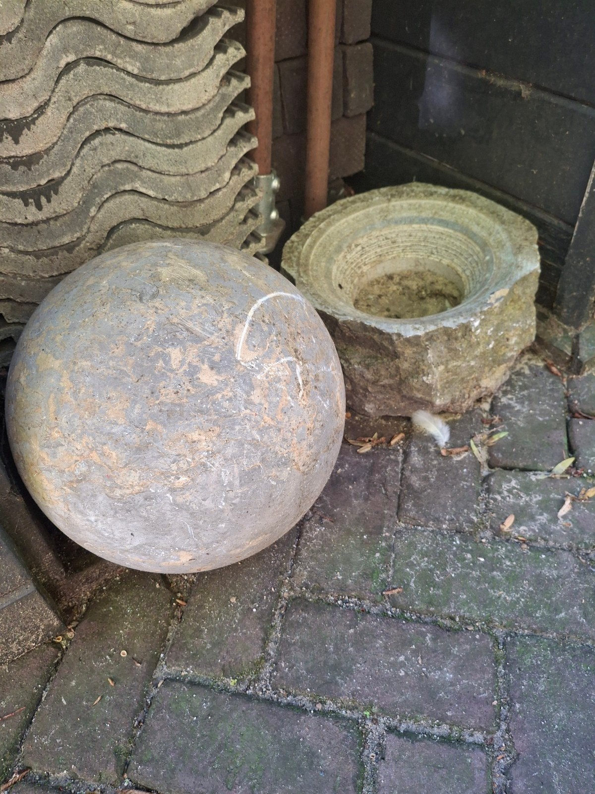 Te koop hardstenen bol met onderzetter., Tuin en Terras, Ophalen, Rond, Steen, Minder dan 30 cm