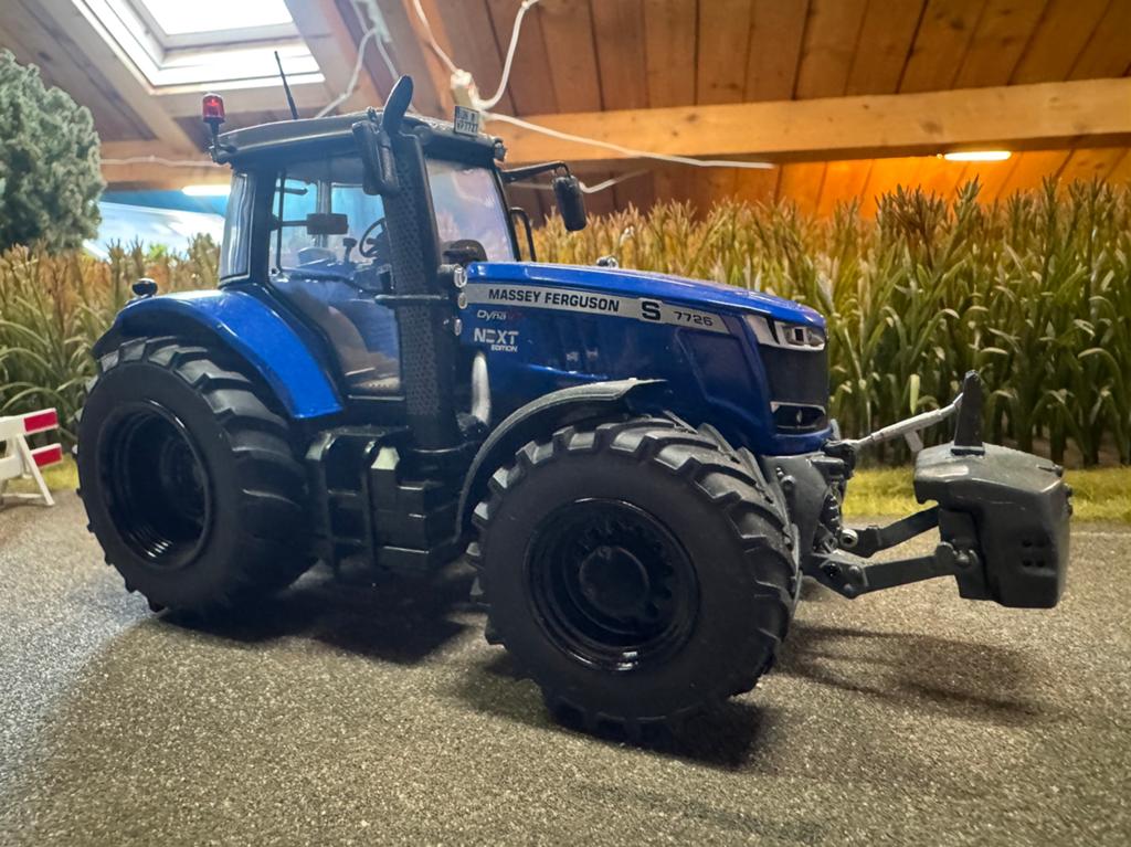 Massey ferguson 7726 plogmaker, Hobby en Vrije tijd, Modelauto's | 1:32, Tractor of Landbouw, Universal Hobbies, Ophalen of Verzenden