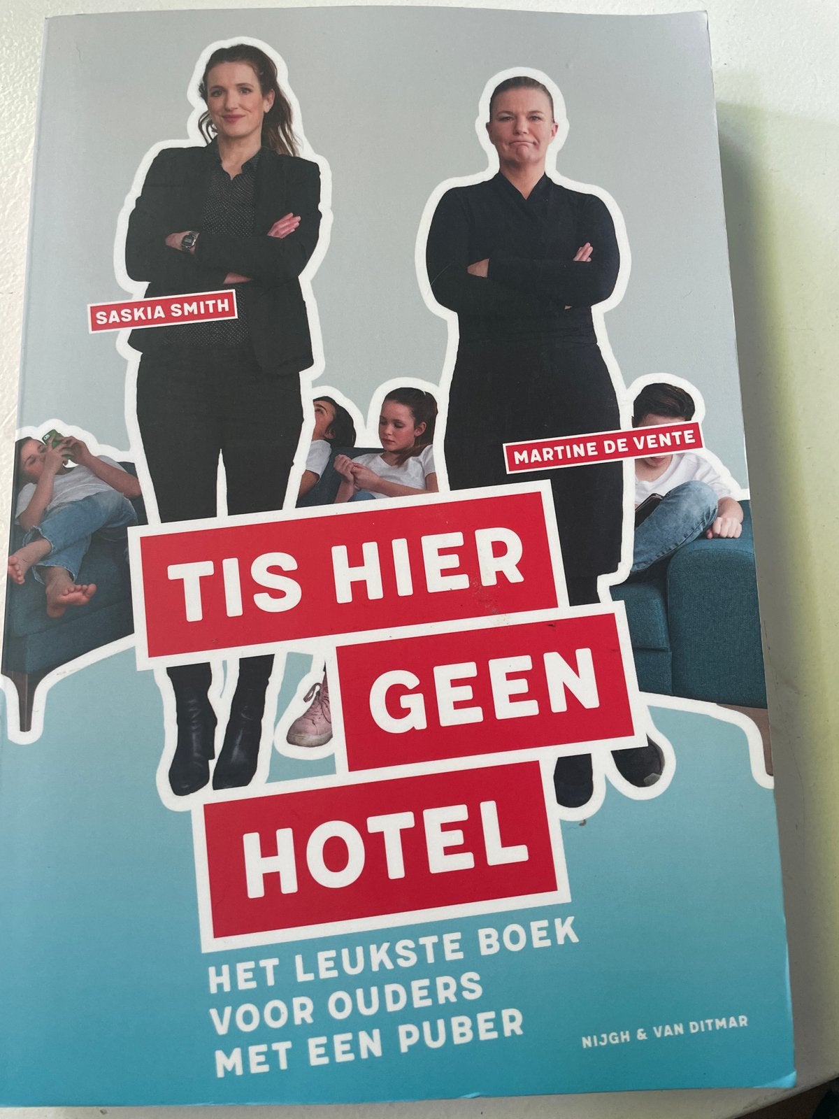 Tis Hier Geen Hotel - Boek voor ouders met pubers, Ophalen of Verzenden, Zo goed als nieuw, Nederland