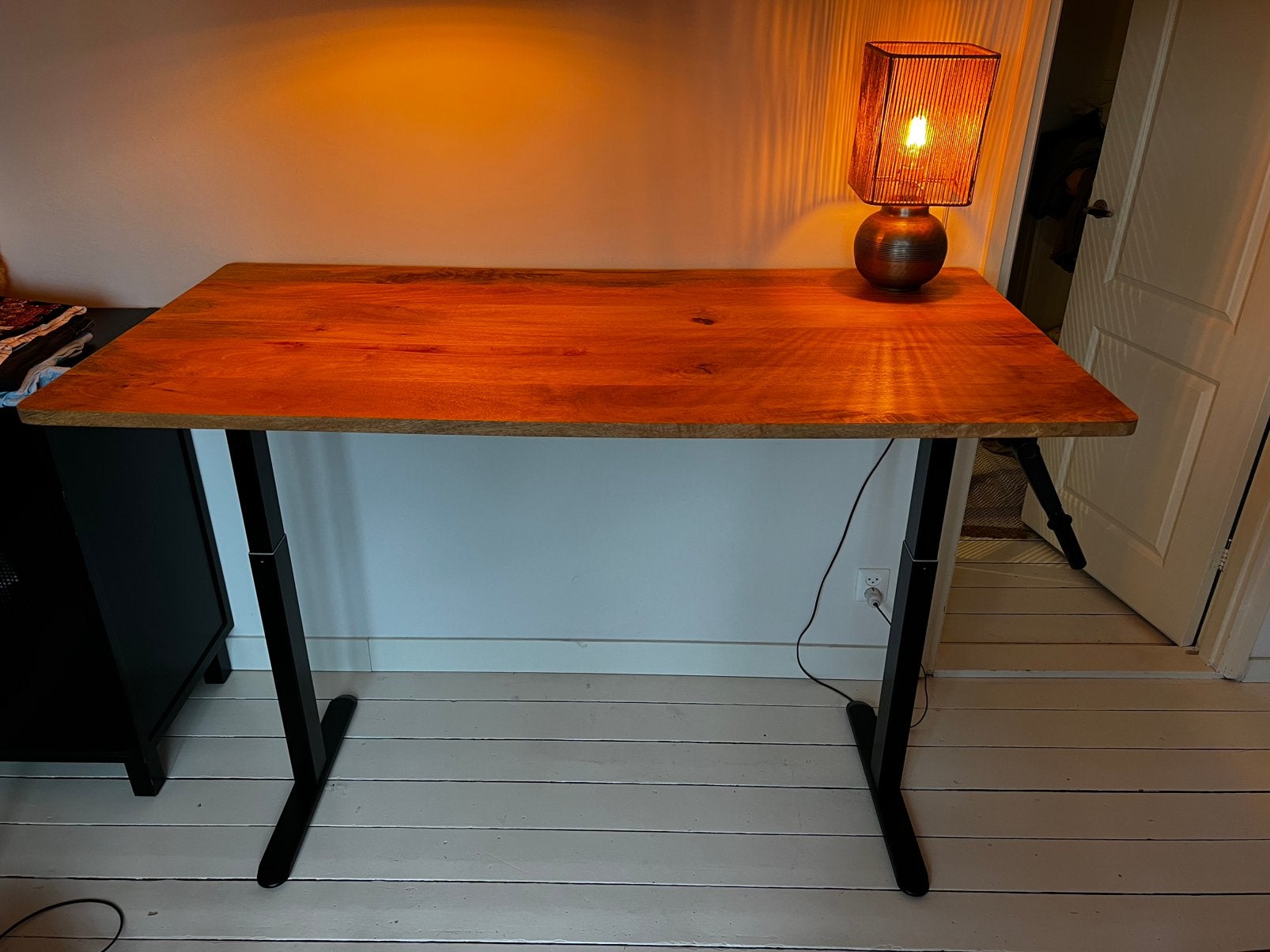 Groot verstelbaar bureau met mangohouten blad, Ophalen, Zit-sta bureau, 160 cm, In hoogte verstelbaar