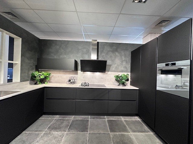Showroom Schuller keuken te koop voor maar €8.750,-, Ophalen, U-keuken, Zwart, Nieuw