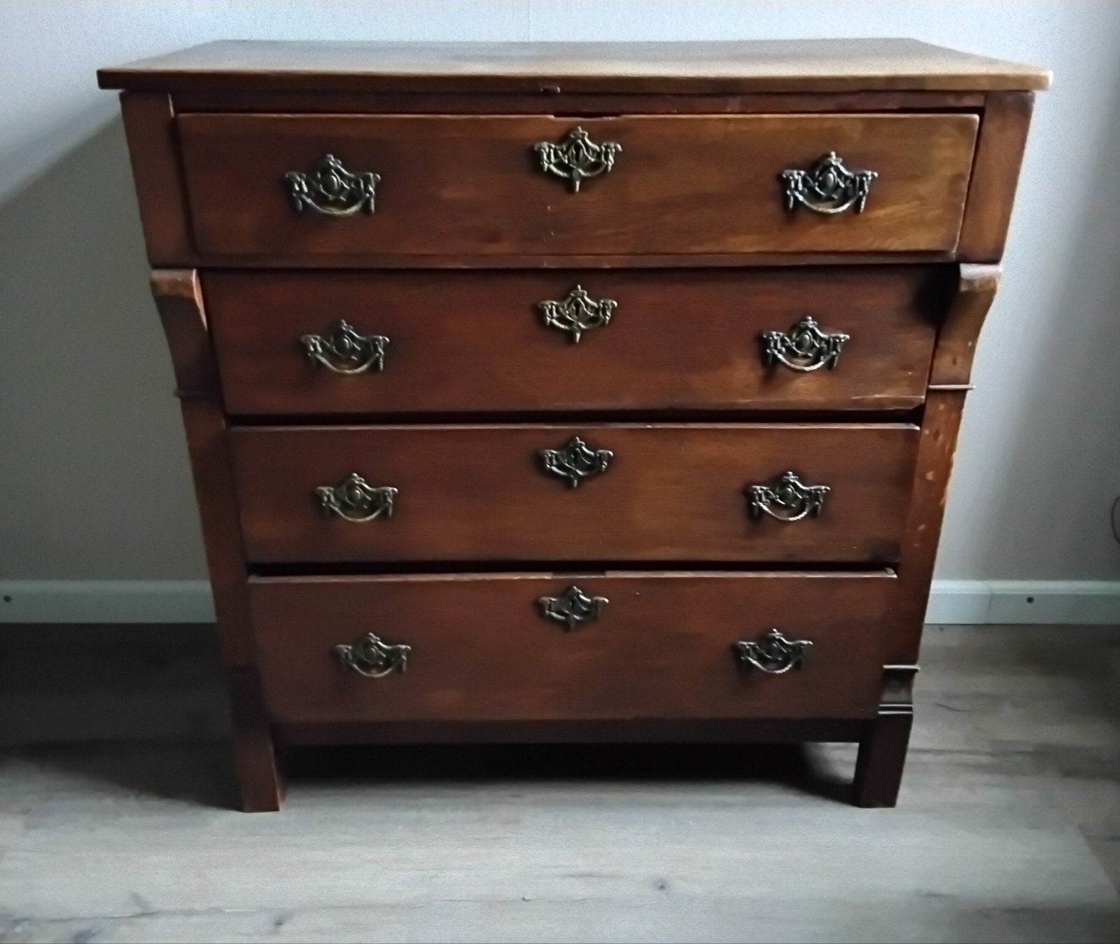 Antieke houten ladekast met sierlijke handgrepen, Gebruikt, Klassiek, Antiek, 50 tot 100 cm, Met lade(s)