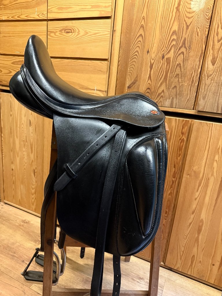 Kent en Master Dressuur zadel, Dieren en Toebehoren, Ophalen, L (17.5 inch), Inclusief stijgbeugels, Dressuur