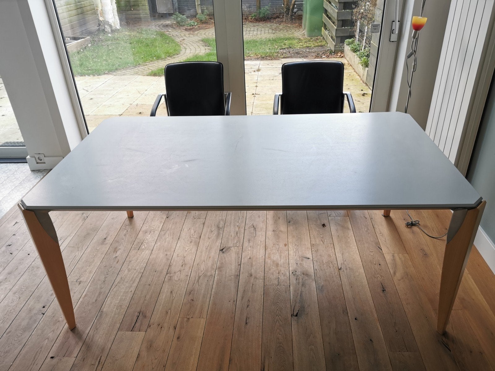 Moderne Leolux Xingu eettafel met houten poten en grijs blad, 50 tot 100 cm, Zo goed als nieuw, 150 tot 200 cm, Modern