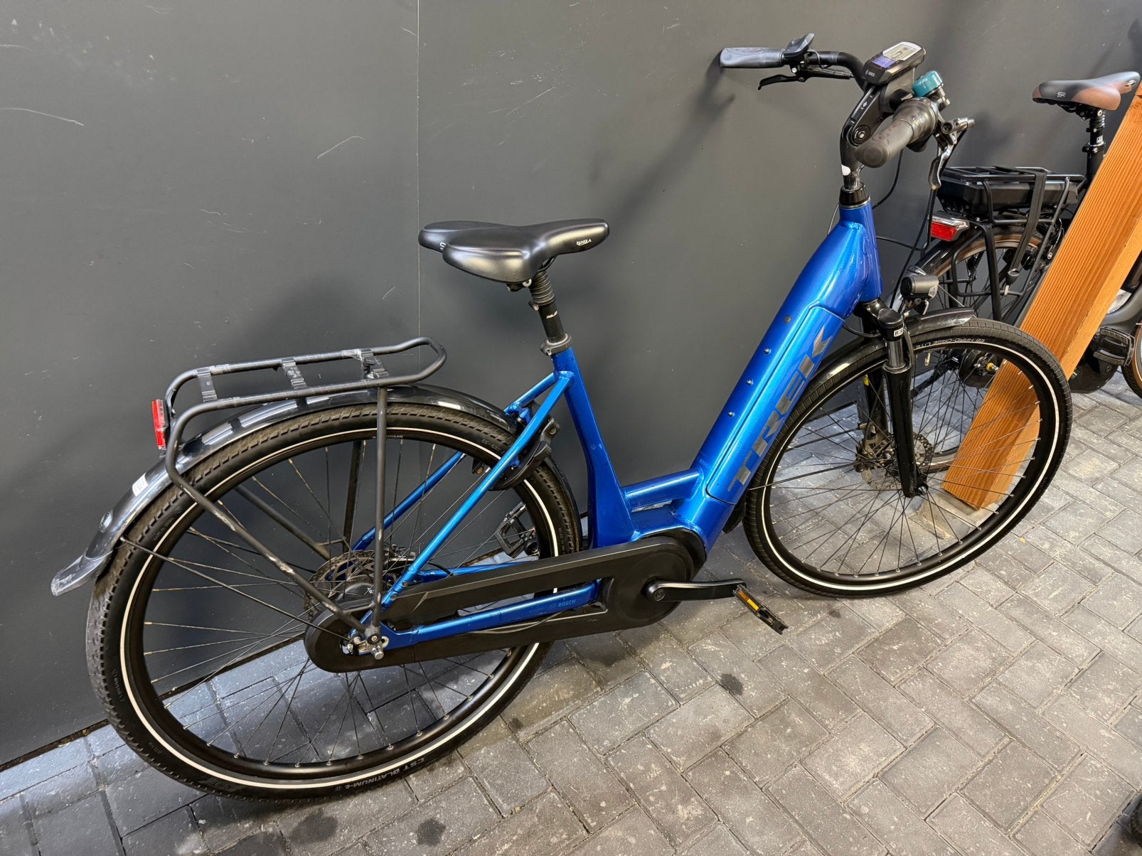 Trek District+ 6  | Bosch Active Line Plus, Fietsen en Brommers, Versnellingen, Giant, Zo goed als nieuw, 61 tot 65 cm
