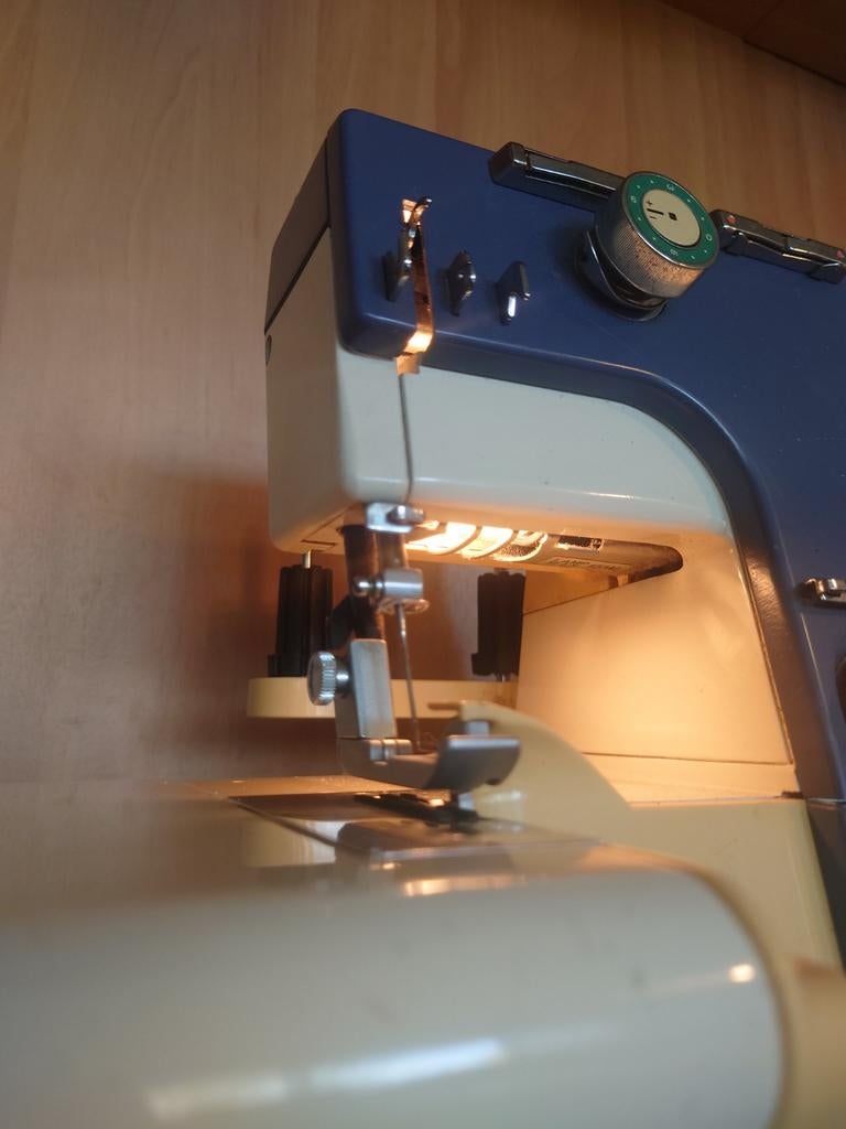 Defecte Lewenstein Lockmachine M3 special, Hobby en Vrije tijd, Naaimachines en Toebehoren, Gebruikt, Lockmachine, Lewenstein