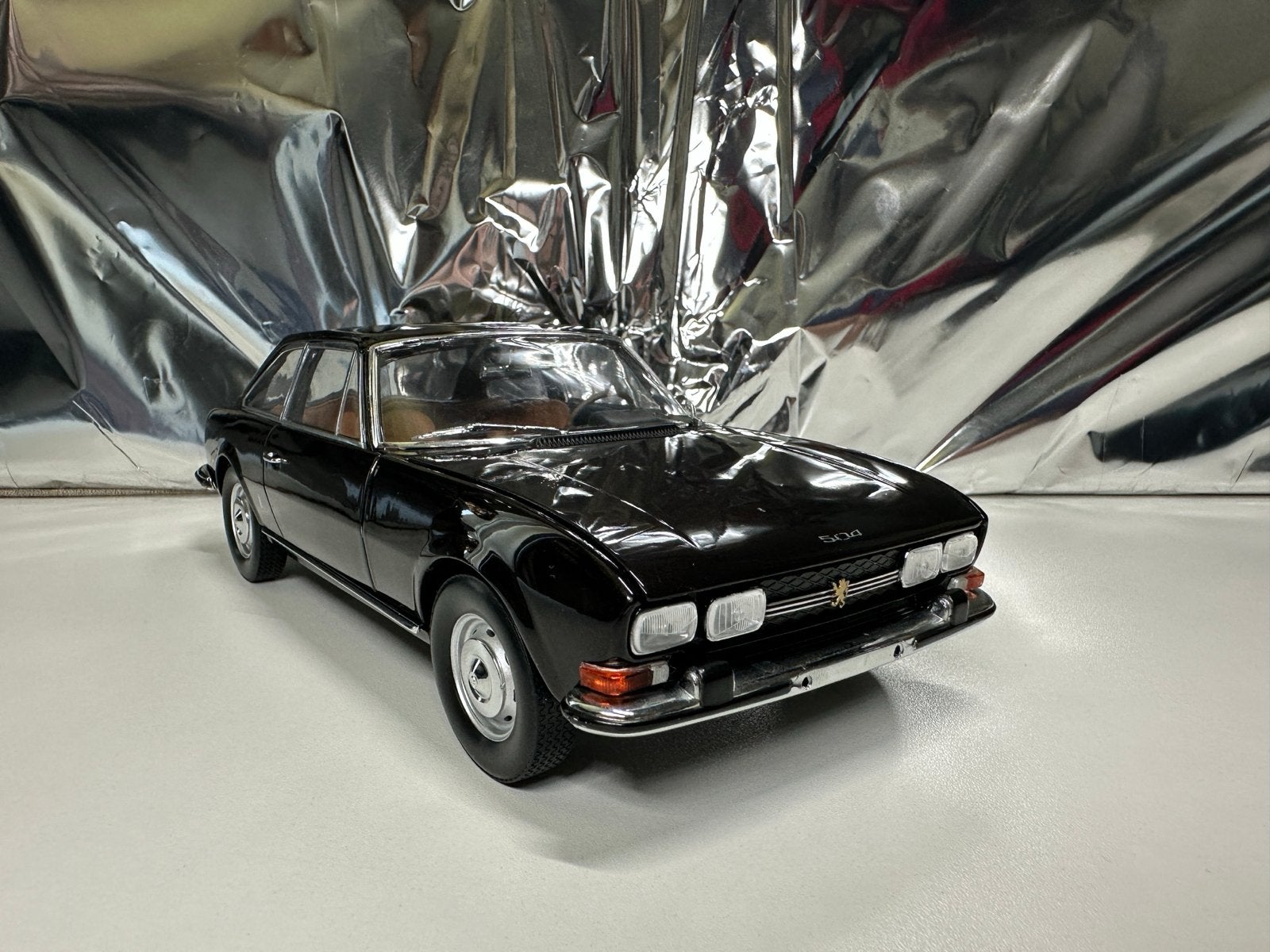 Peugeot 504 Coupé 1969 - Bruin - Schaal 1:18 Norev, Ophalen of Verzenden, Zo goed als nieuw, Auto, Norev