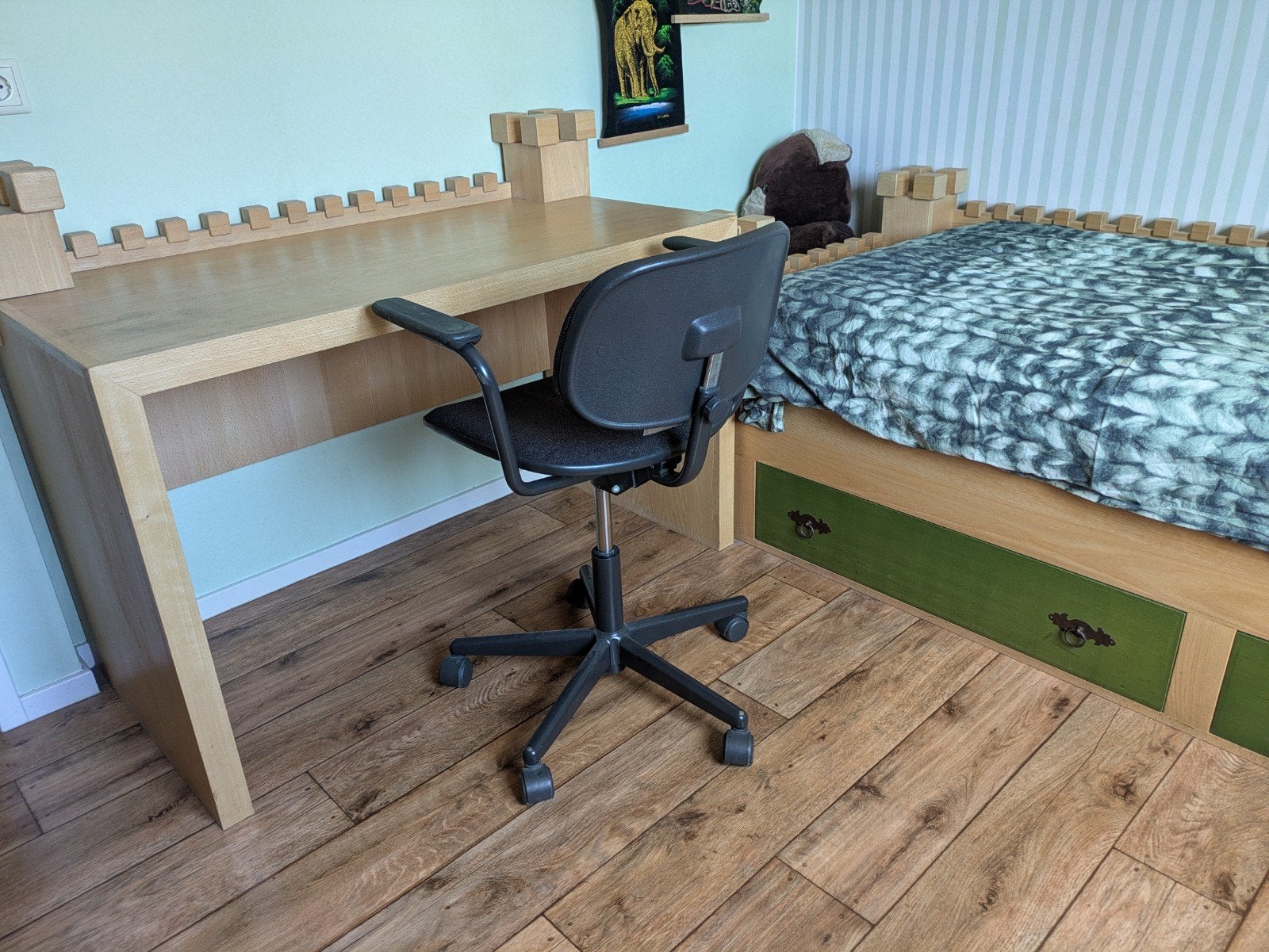 kastelen bed plus bureau (stoel), Ophalen, Kinderbureau, Bruin, Zo goed als nieuw