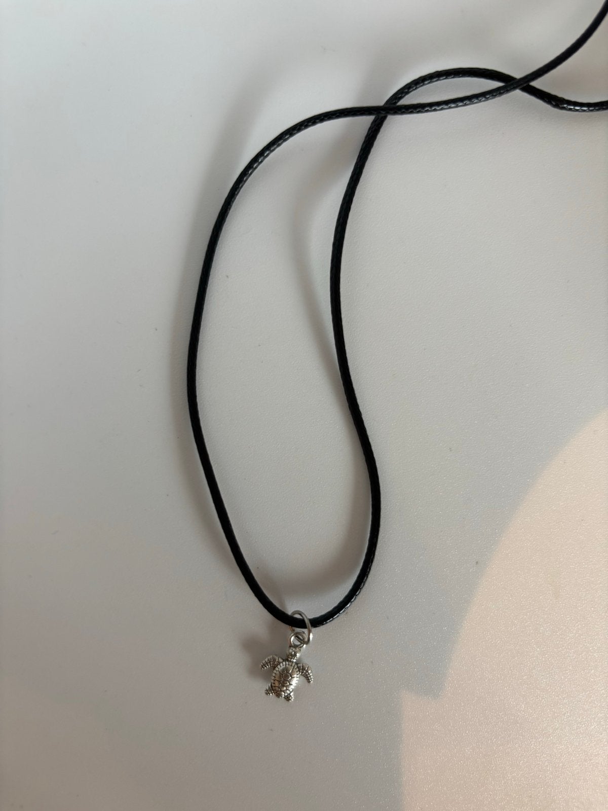 Nieuwe ketting met schildpad hanger, Sieraden, Tassen en Uiterlijk, Kettingen, Verzenden, Zwart, Nieuw, Overige materialen