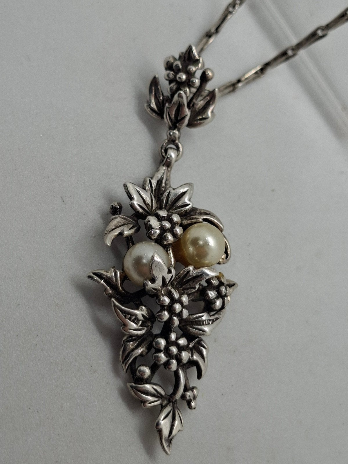 Zilveren ketting met bloemenhanger 925 en 2 parels, 50 cm, Ophalen of Verzenden, Zilver, Zilver, Met hanger