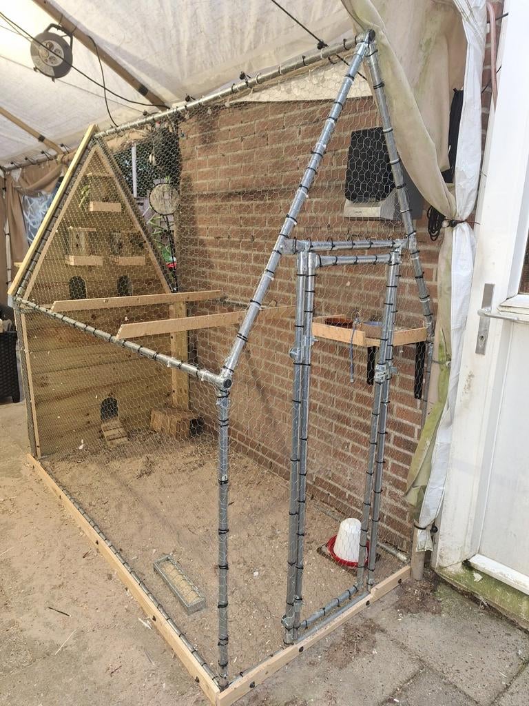 Volière 2 maand oud 200 cm lang en 200 cm hoog in de nok, Dieren en Toebehoren, Ophalen, Zo goed als nieuw, Aluminium, Volière
