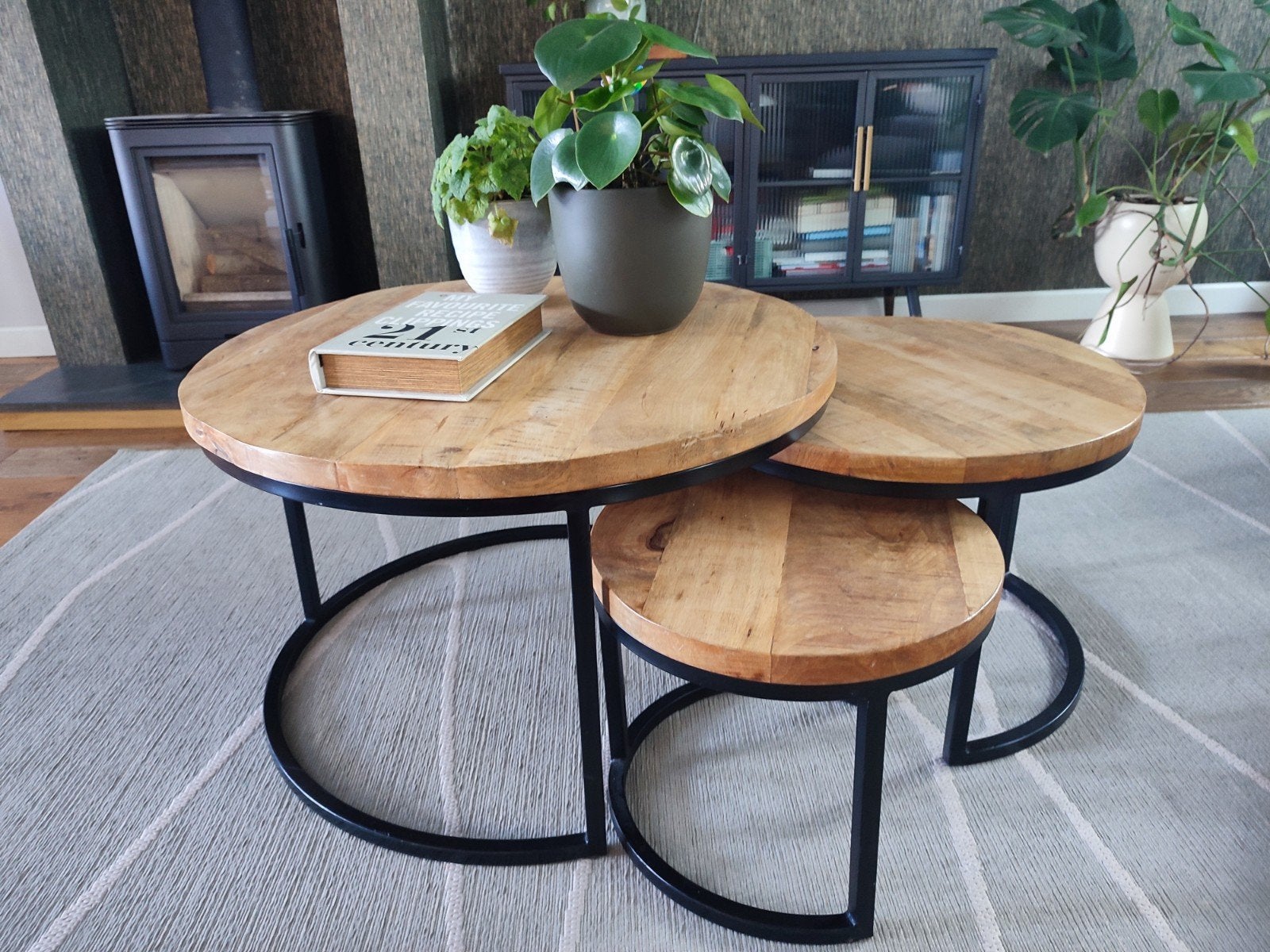 Salontafel set van 3: Mangohout met Zwart Metalen Poten, 50 tot 100 cm, Modern, Industrieel, Rond, 50 tot 100 cm