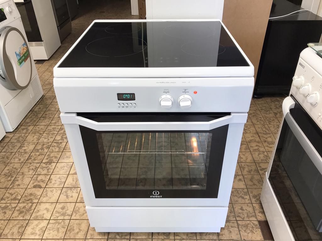 Te koop INDESIT inductie fornuis op 2 fasen in Nieuwe Staat, Zo goed als nieuw, Inductie, Vrijstaand, 85 tot 90 cm