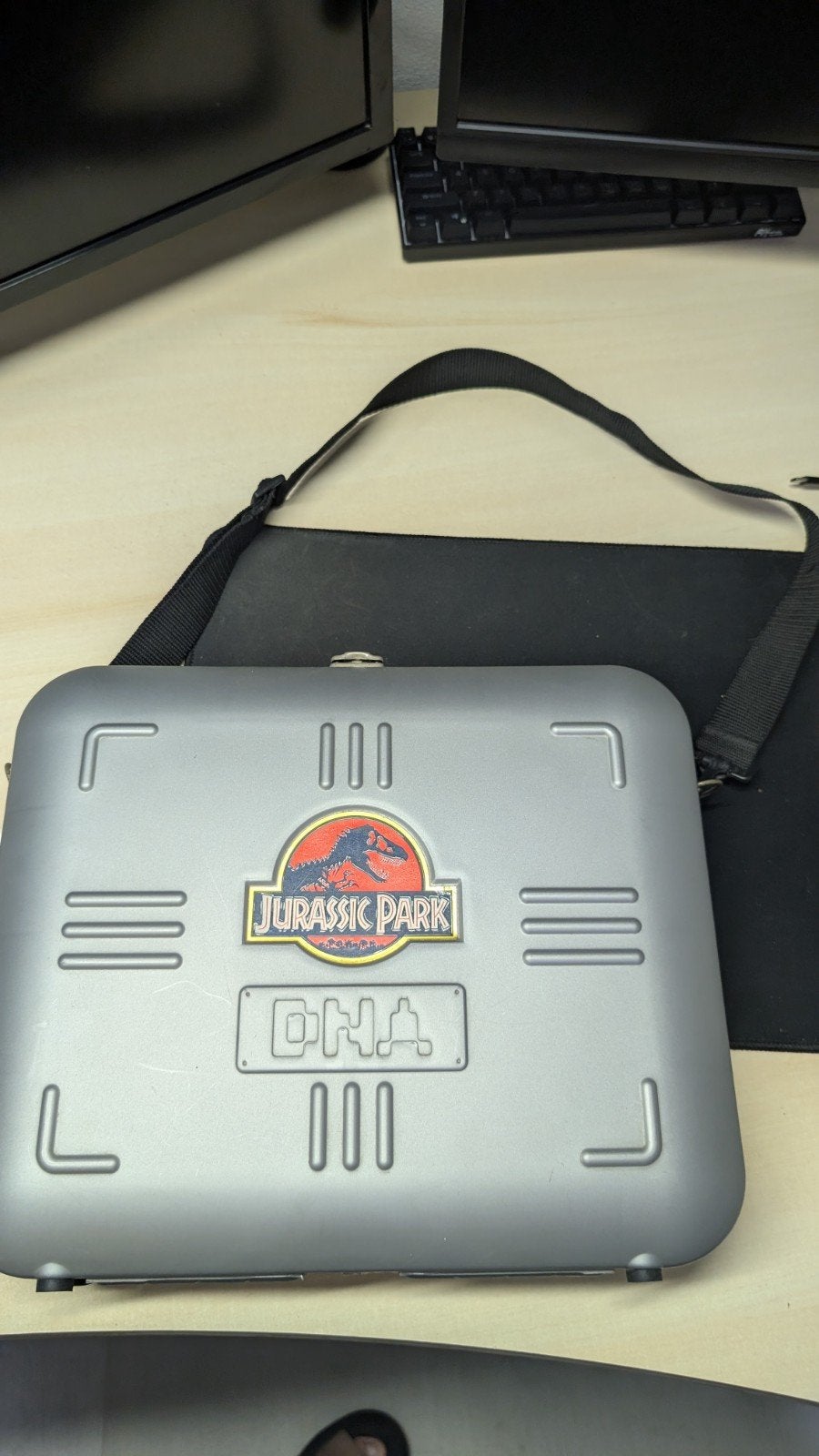 Jurassic Park Collector's Box met VHS, horloge en meer, Ophalen of Verzenden, Gebruikt