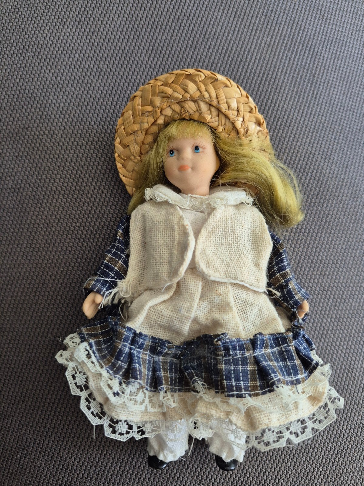 Vintage Popje met Strohoedje en Geruite Jurk, Ophalen of Verzenden, Gebruikt, Pop