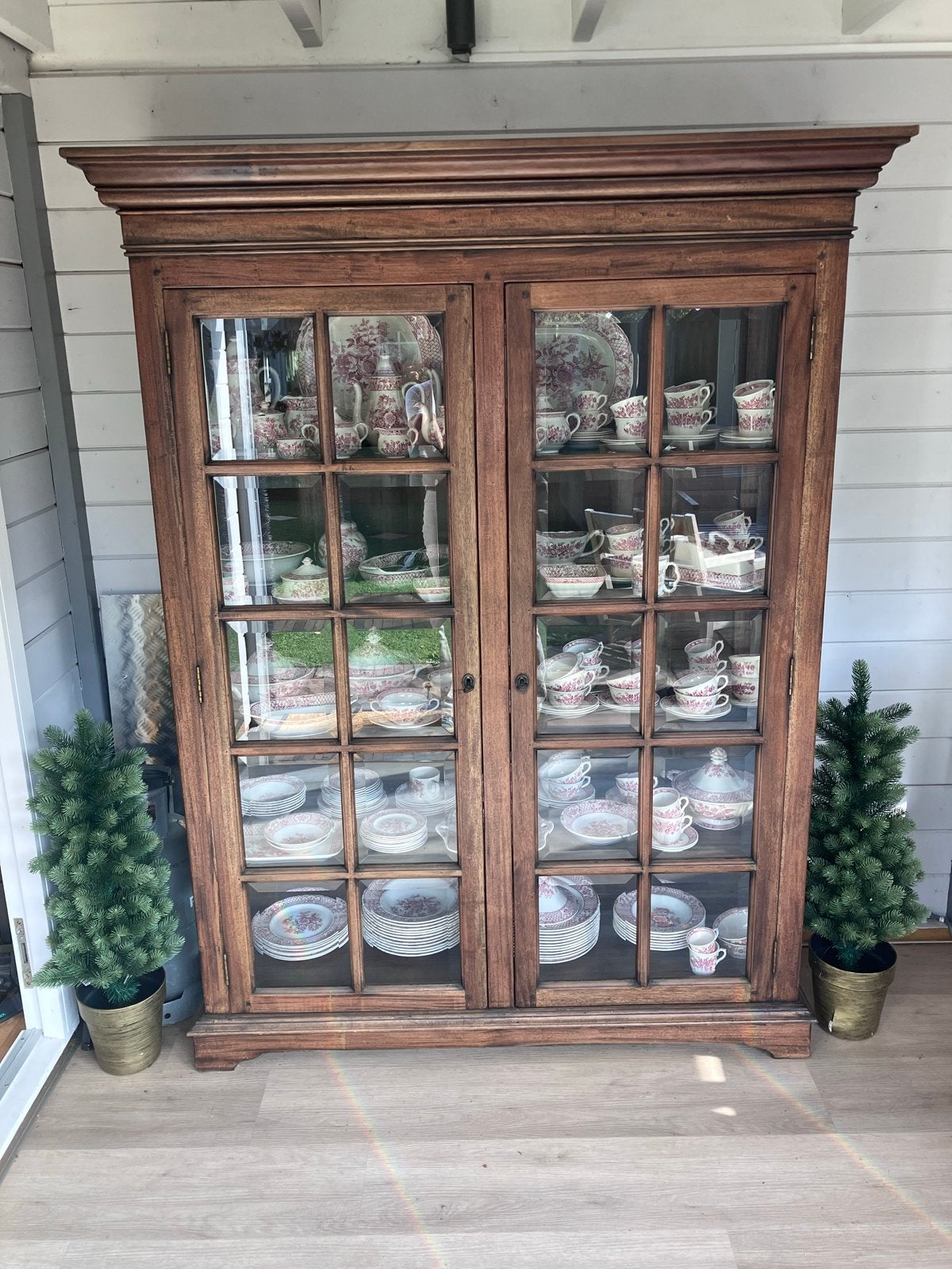 Antieke (teak)houten vitrinekast met facet glazen deuren, Ophalen, Gebruikt, 100 tot 150 cm, Klassiek