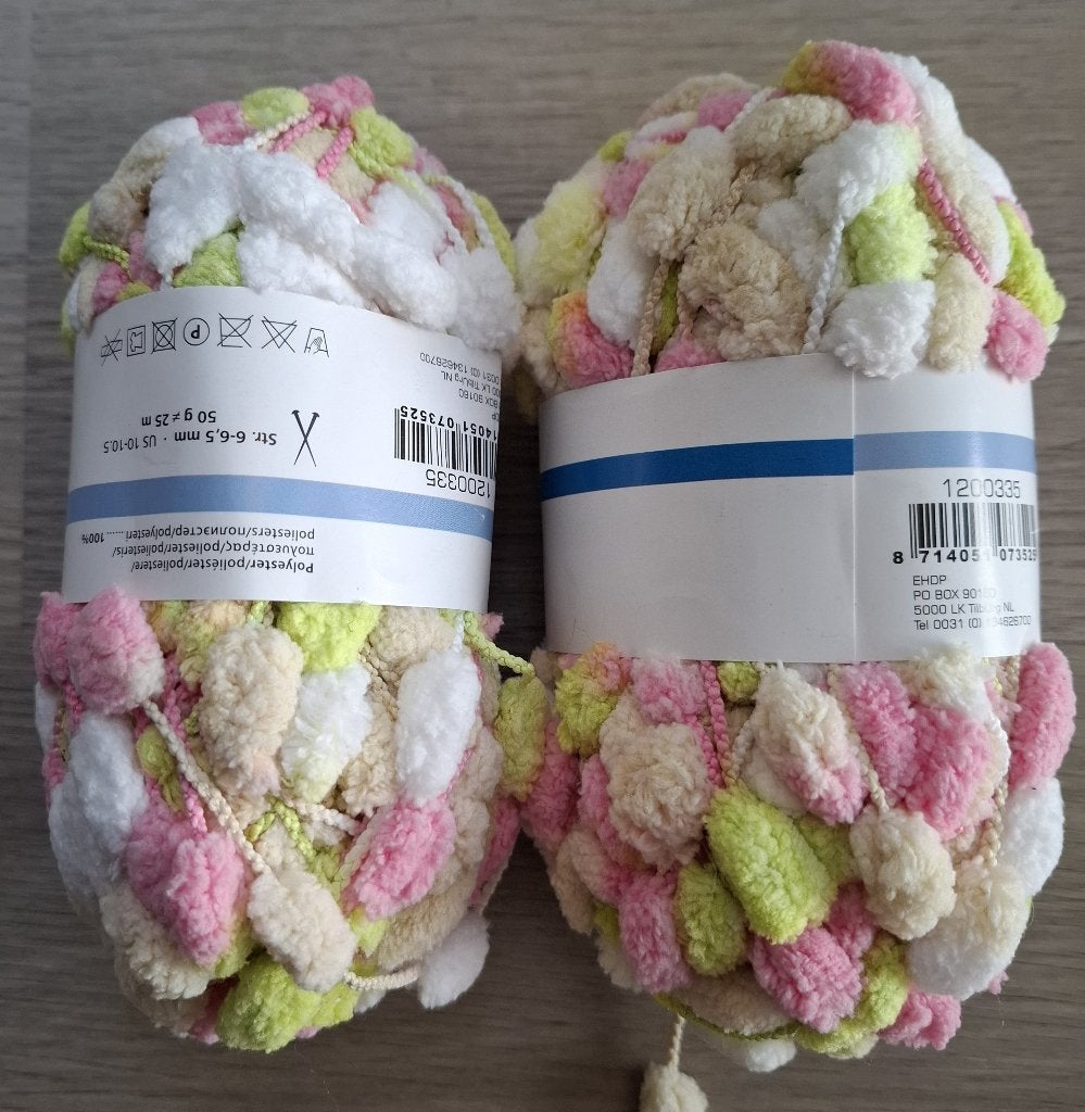Zachte Pompon Wol - 2 Bollen, Ophalen of Verzenden, Nieuw, Breien of Haken, Wol of Garen