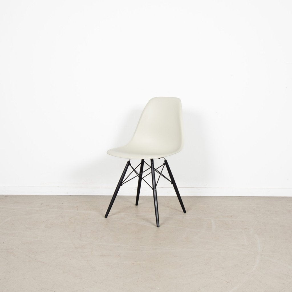 4x Vitra Eames DSW Stoel Parchment Kunststof - Zwart, Huis en Inrichting, Stoelen, Wit, Niet ingevuld, Zo goed als nieuw, Vier