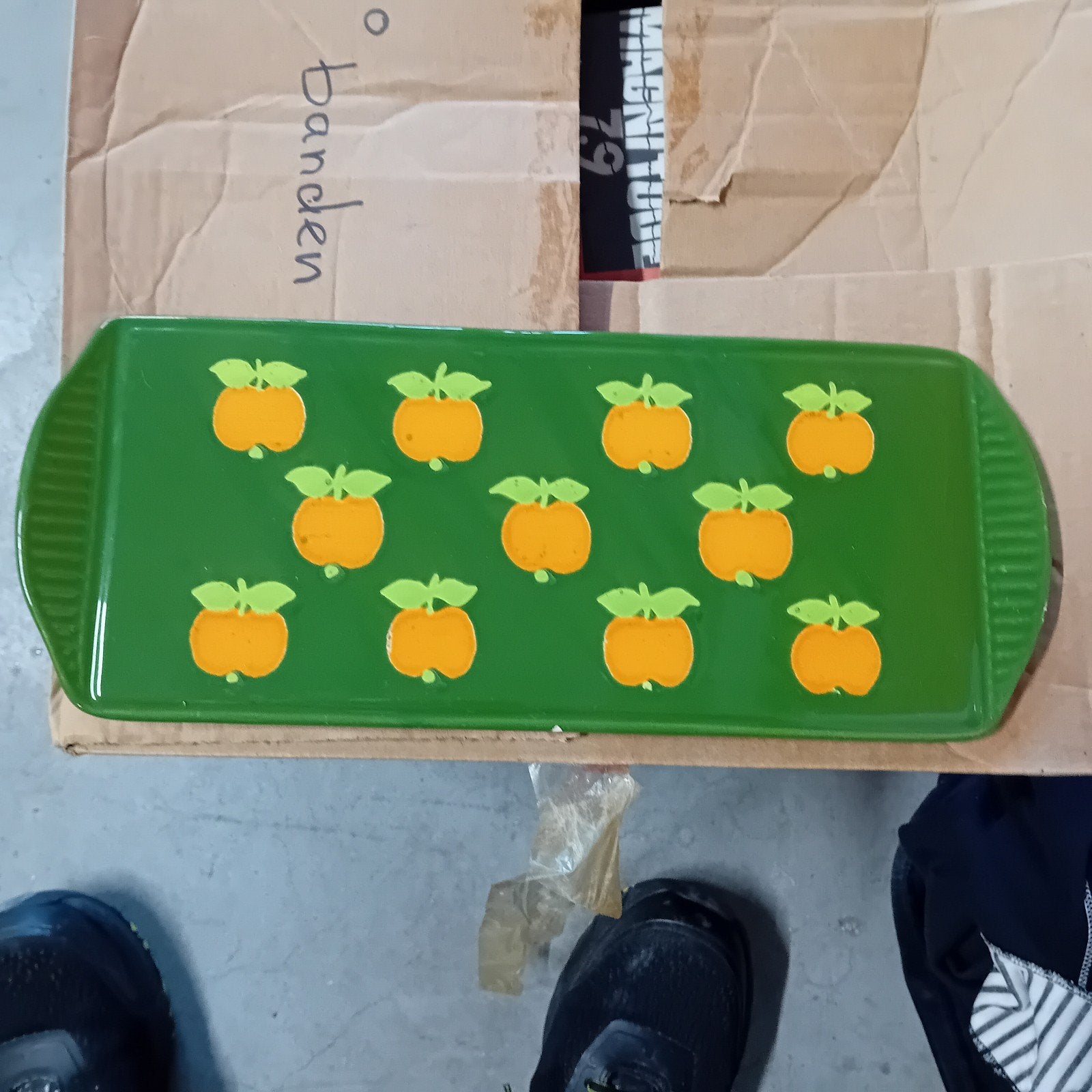 Groene schaal met oranje appels, Huis en Inrichting, Porselein of Keramiek, Schaal, Ophalen of Verzenden, Zo goed als nieuw